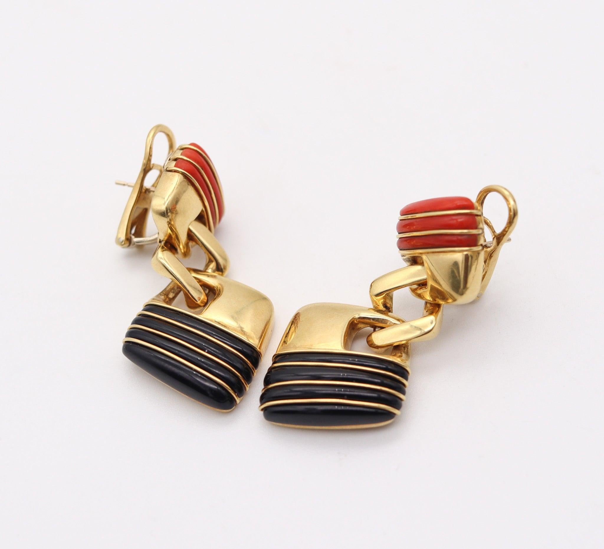 Cabochon ROBERTO LEGNAZZI 1970 Dangle Drop Earrings In 18Kt Gold With Corals & Onyxes For Sale