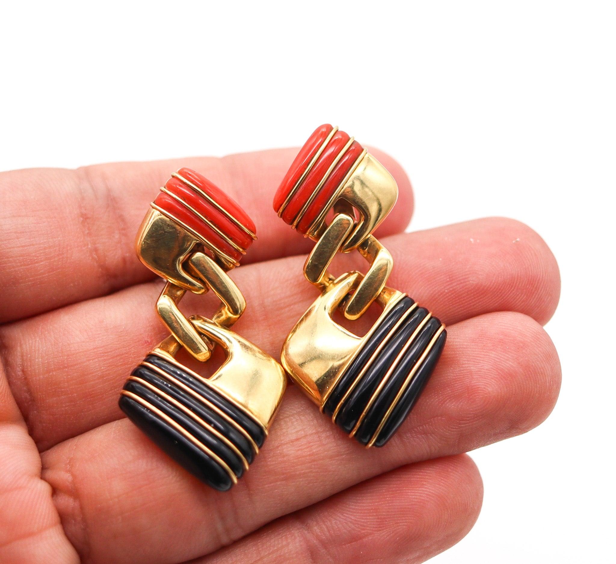 ROBERTO LEGNAZZI 1970 Dangle Drop Earrings In 18Kt Gold With Corals & Onyxes In Excellent Condition For Sale In Miami, FL