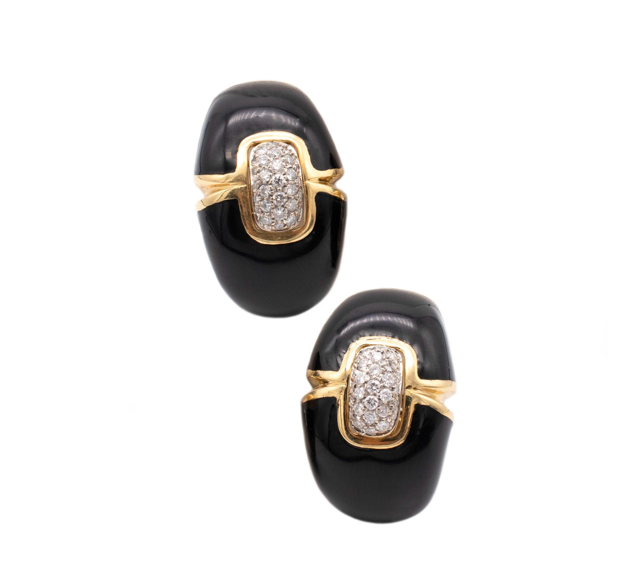 Beautiful pair of earrings designed by Roberto Legnazzi.

Very chic and elegant vintage pair of earrings designed in Italy by the jewelry Atelier of Roberto Legnazzi. They was crafted in solid yellow gold of 18 karats, with high polish finish and a