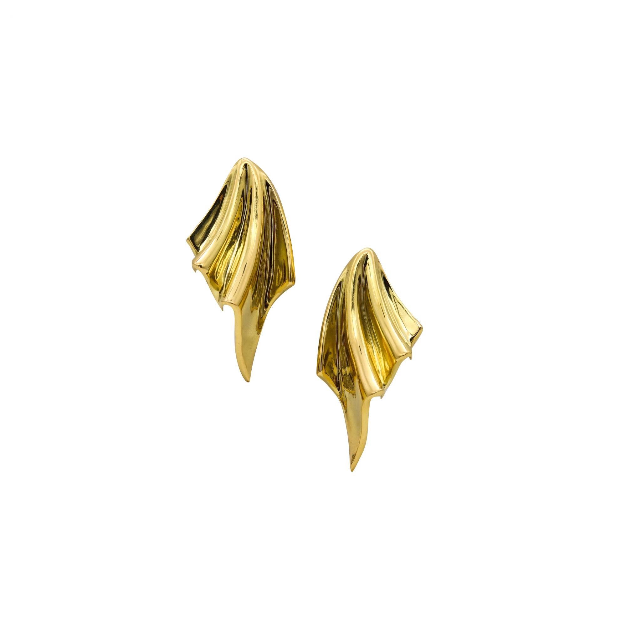 Vorhangklammern-Ohrringe entworfen von Roberto Legnazzi.

Schönes Paar, das in Italien im Atelier von Roberto Legnazzi hergestellt wurde. Er wurde aus massivem 18-karätigem Gelbgold gefertigt und auf Hochglanz poliert. Geeignet mit Stift für