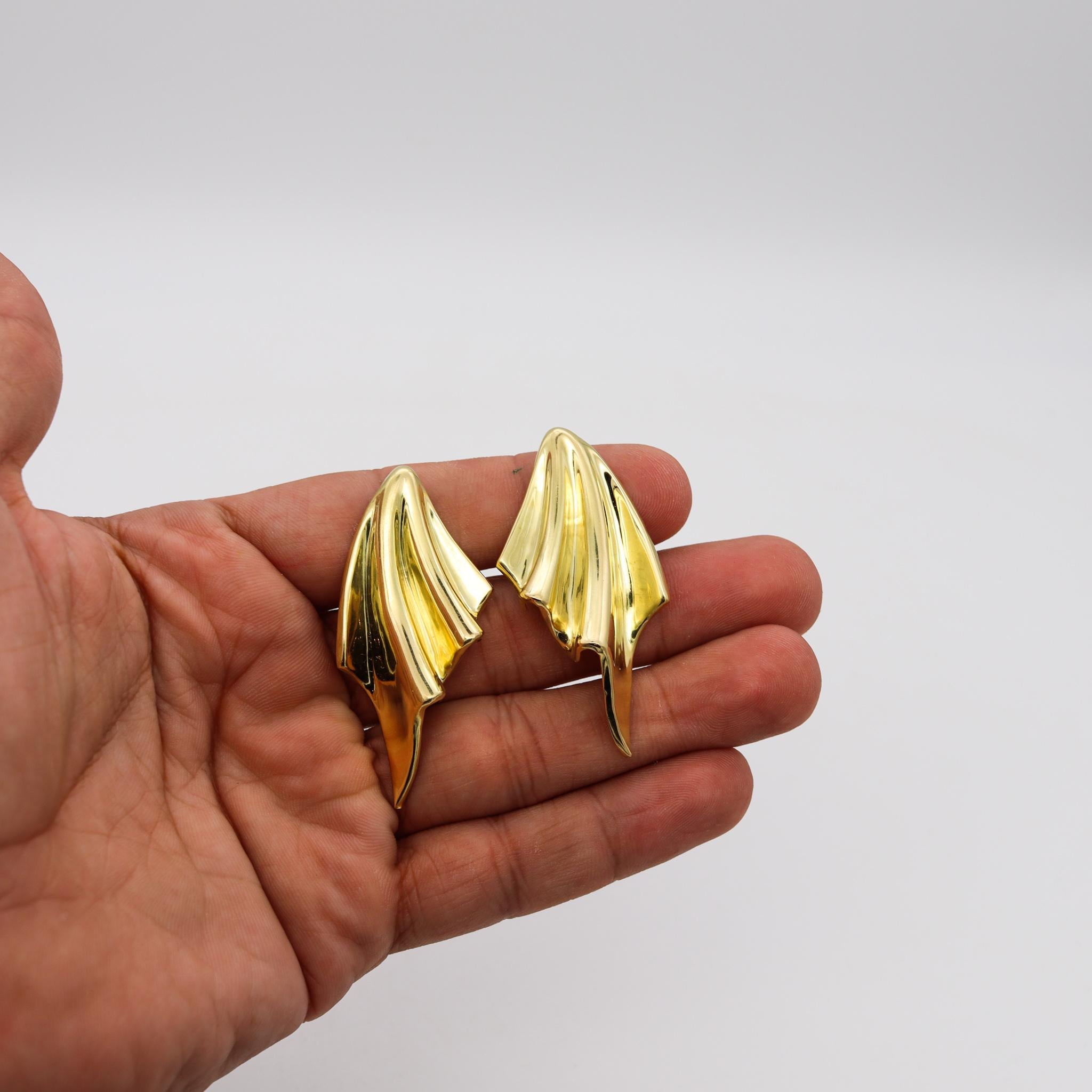 Contemporary Roberto Legnazzi 1970 Modernism Drapery Clips Earrings in 18Kt Yellow Gold For Sale