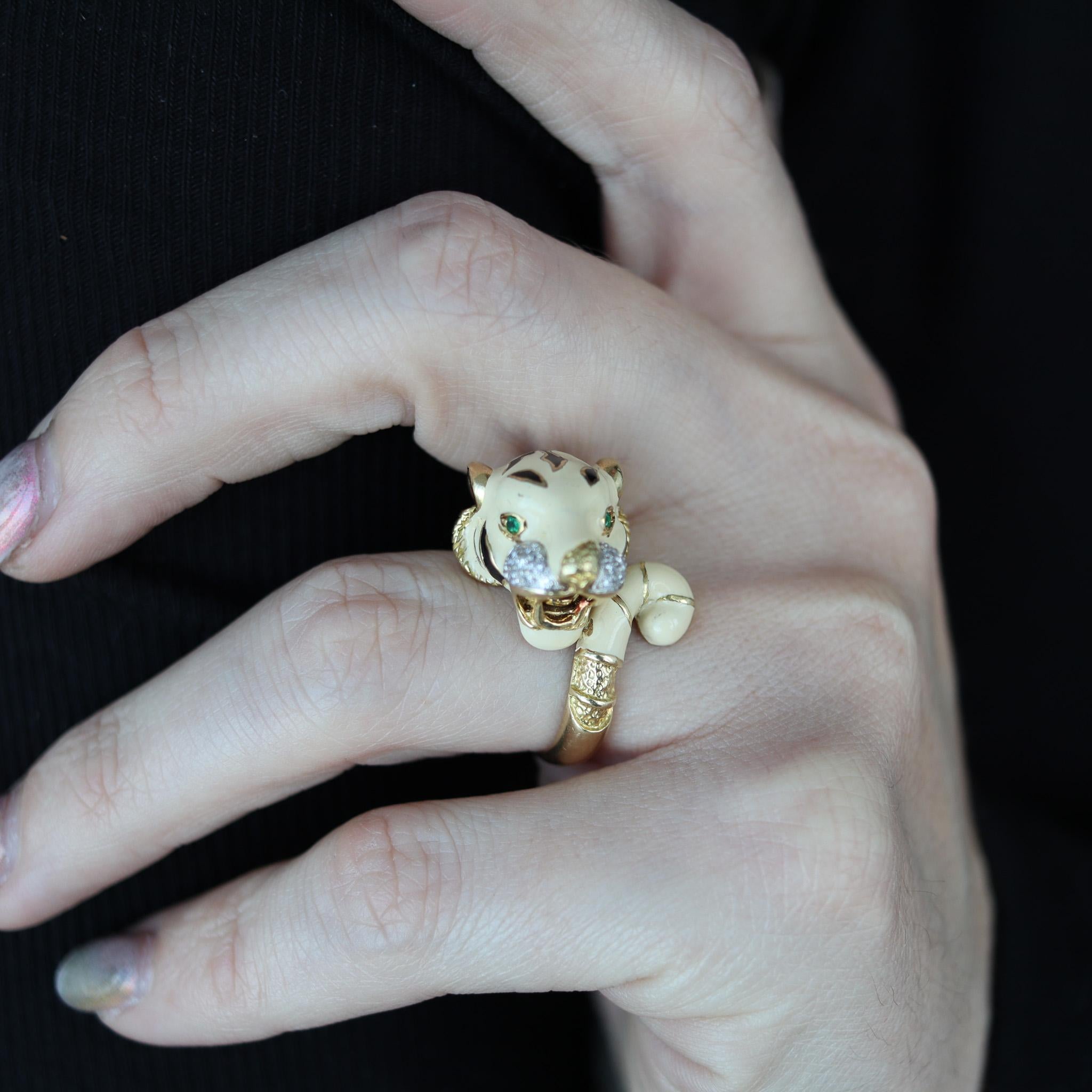Tiger ring designed by Roberto Legnazzi.

Beautiful cocktail in the shape of a roaring tiger, created in Italy at the atelier of Roberto Legnazzi. This colorful ring has been carefully crafted in solid yellow gold of 18 karats with high polished