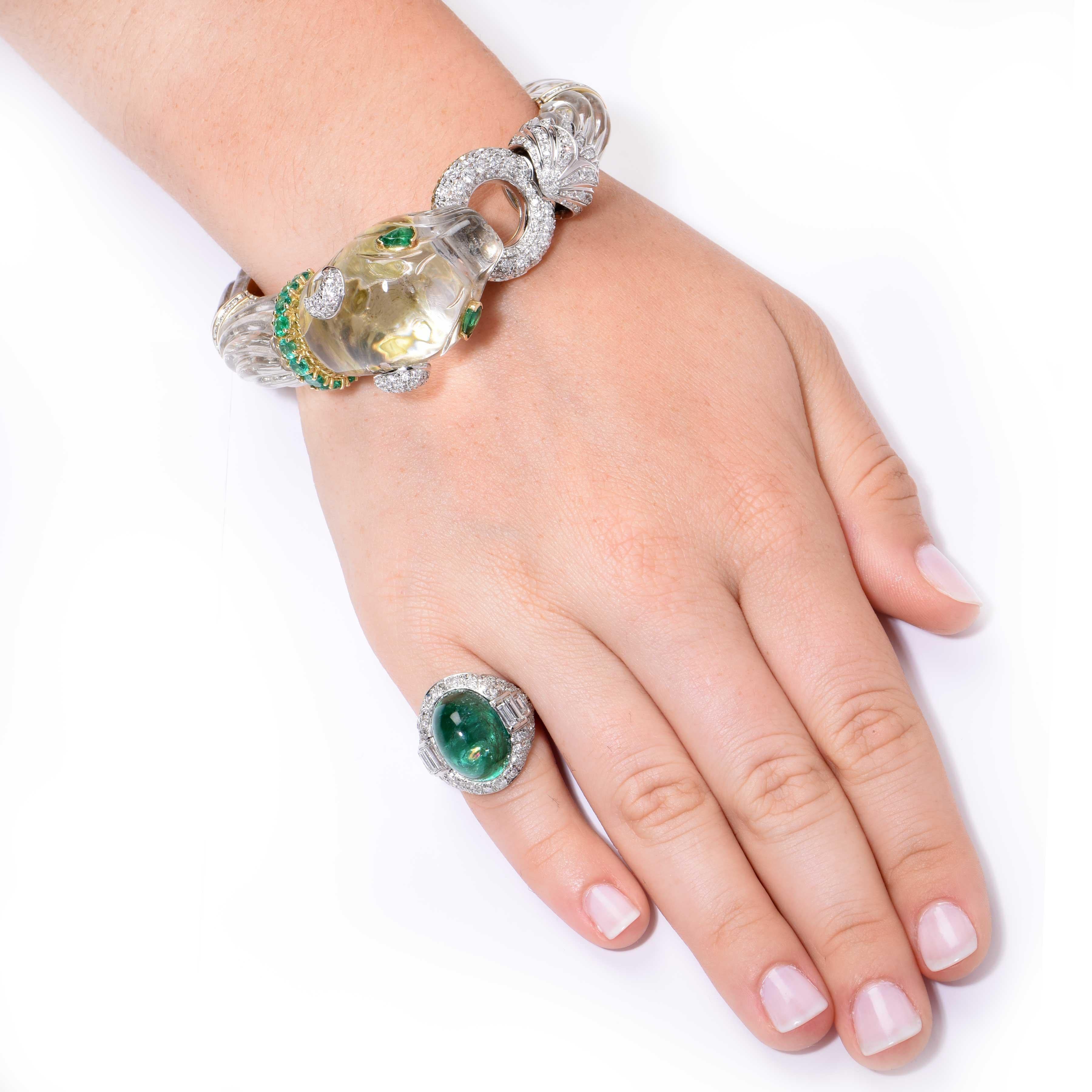 Le bracelet panthère en cristal, émeraude et diamant de Roberto Legnazzi, en or jaune 18 carats et platine, est un bijou époustouflant qui allie harmonieusement le luxe et l'art. Ornée de plus de 190 diamants ronds de taille brillante pesant environ