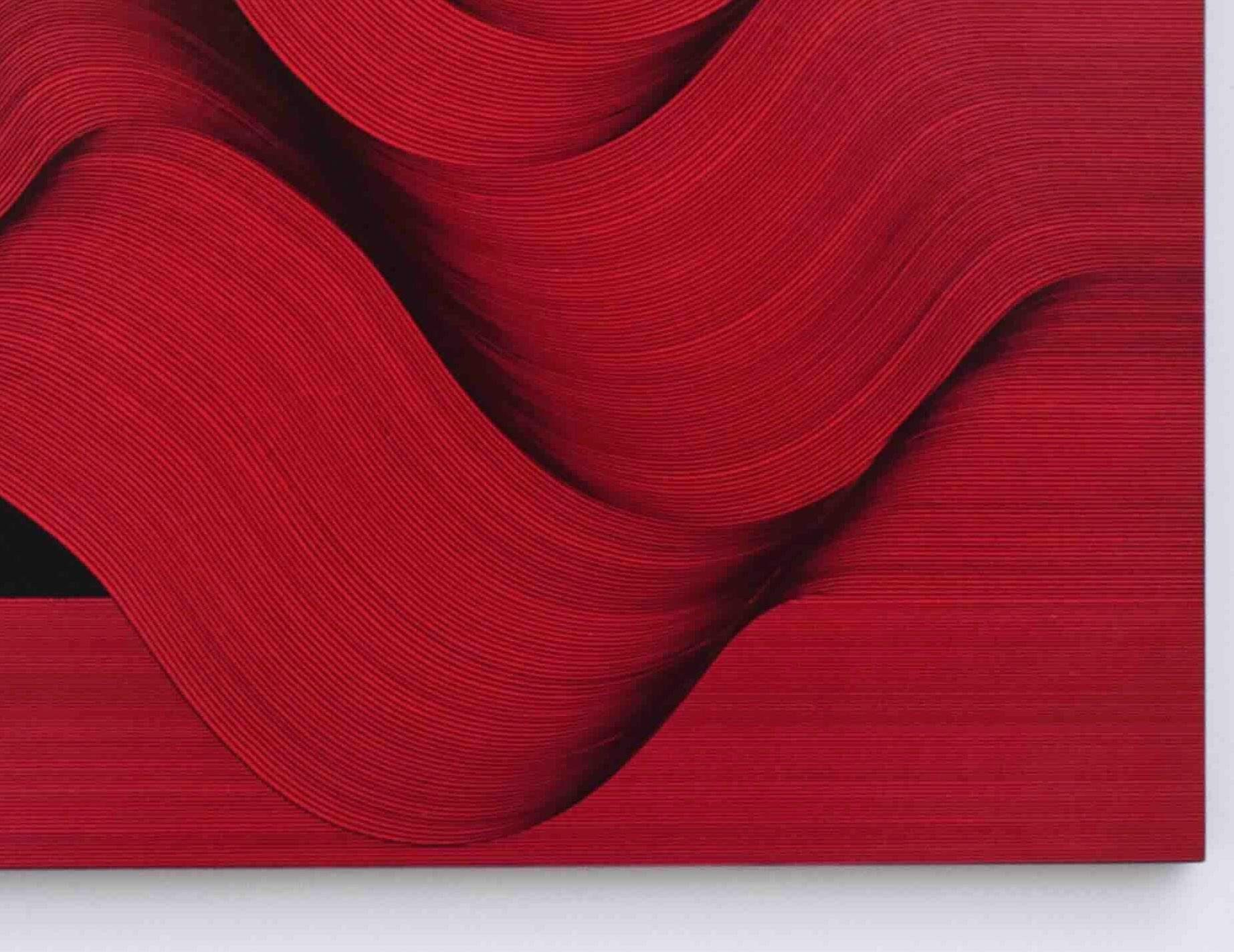 This hand-painted piece by Lucchetta is part of the op art series where he is able to catch movement with his unique technique. Lucchetta is challenging himself. His precise stable hand can be sometimes mistaken for the work of a machine, a printer.