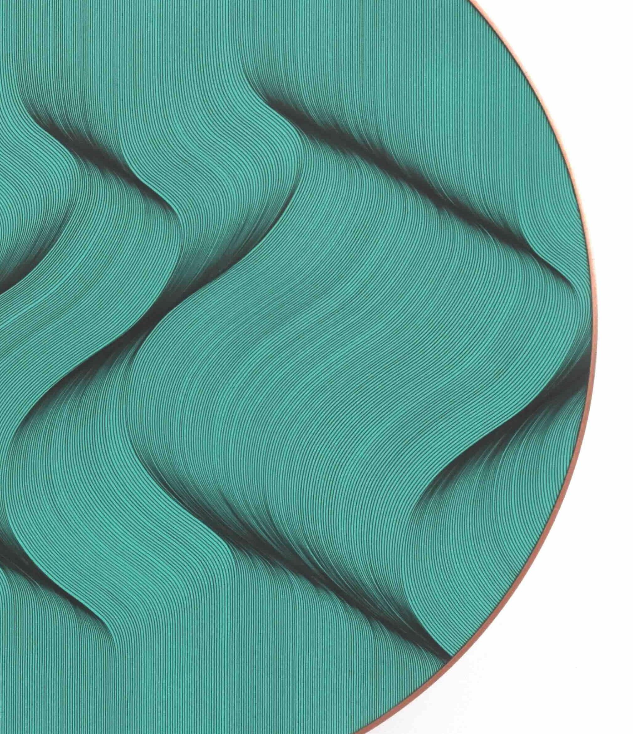 Questo pezzo dipinto a mano da Lucchetta fa parte della serie op art in cui riesce a catturare il movimento con la sua tecnica unica. Lucchetta sta sfidando se stesso. La sua mano precisa e stabile può essere talvolta scambiata per il lavoro di una