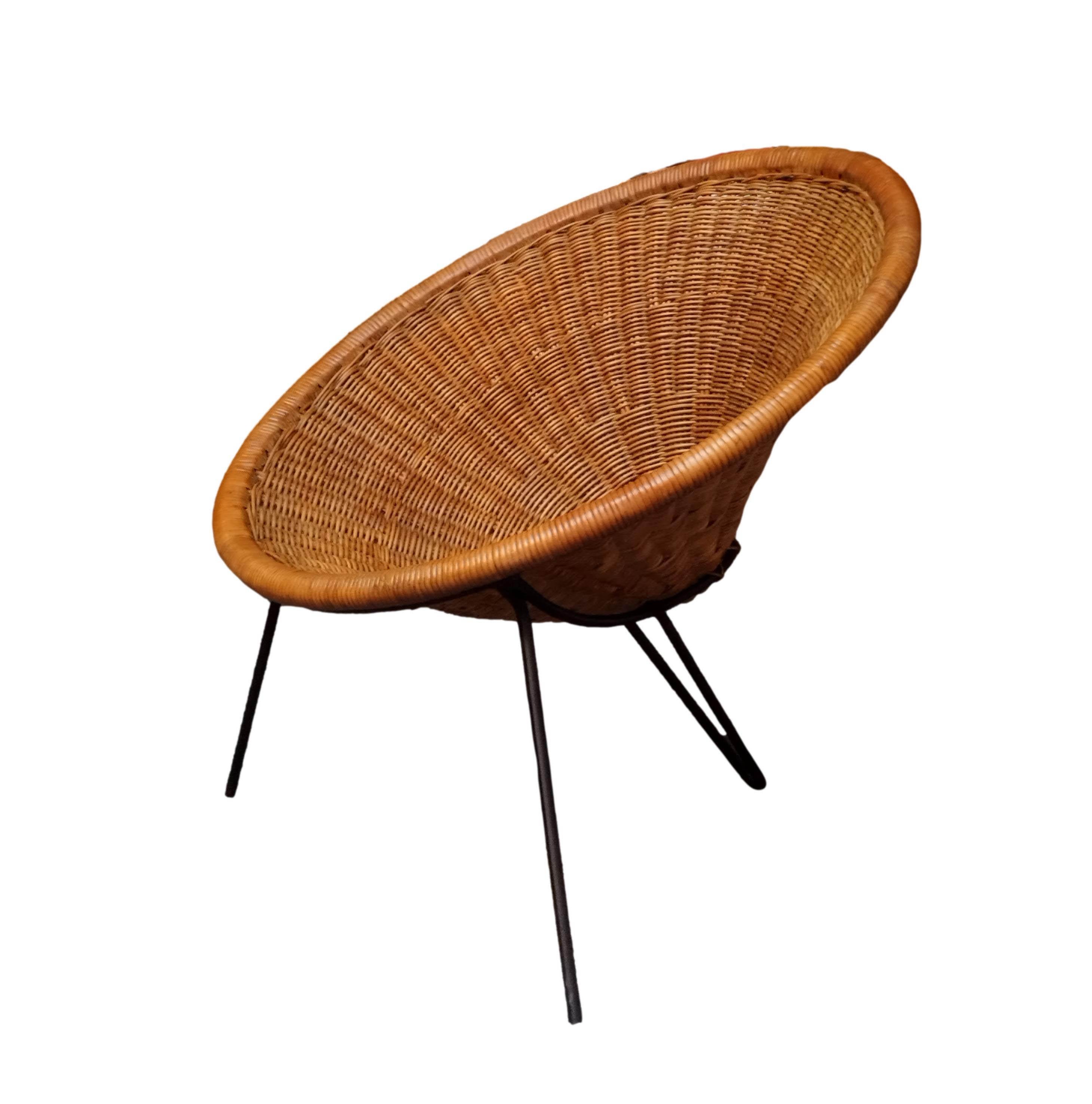 Beautiful, extremely rare tripod lounge chairin rattan.
Great 1950s design made in Italy by Roberto Mango.
The seat shell is made entirely of wicker the three-legged iron frame consists of 2 legs at the front and a hairpin leg at the back. The shell