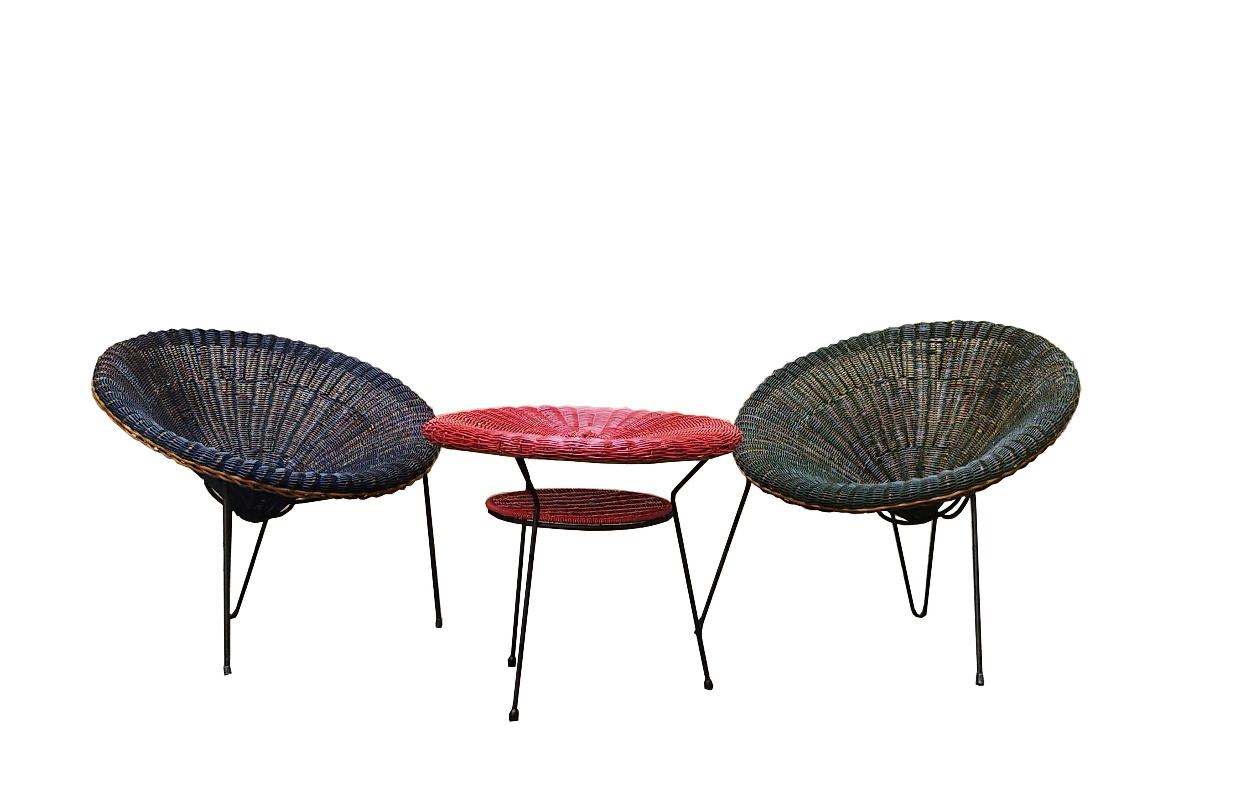 Ein Paar Gartenstühle und ein runder Tisch aus geflochtenem Rattan und schwarz lackiertem Stahlrohrgestell, entworfen von Roberto Mango, Italien, 1960er Jahre.
Der italienische Architekt Roberto Mango begann seine Karriere 1946 mit einem Studium in