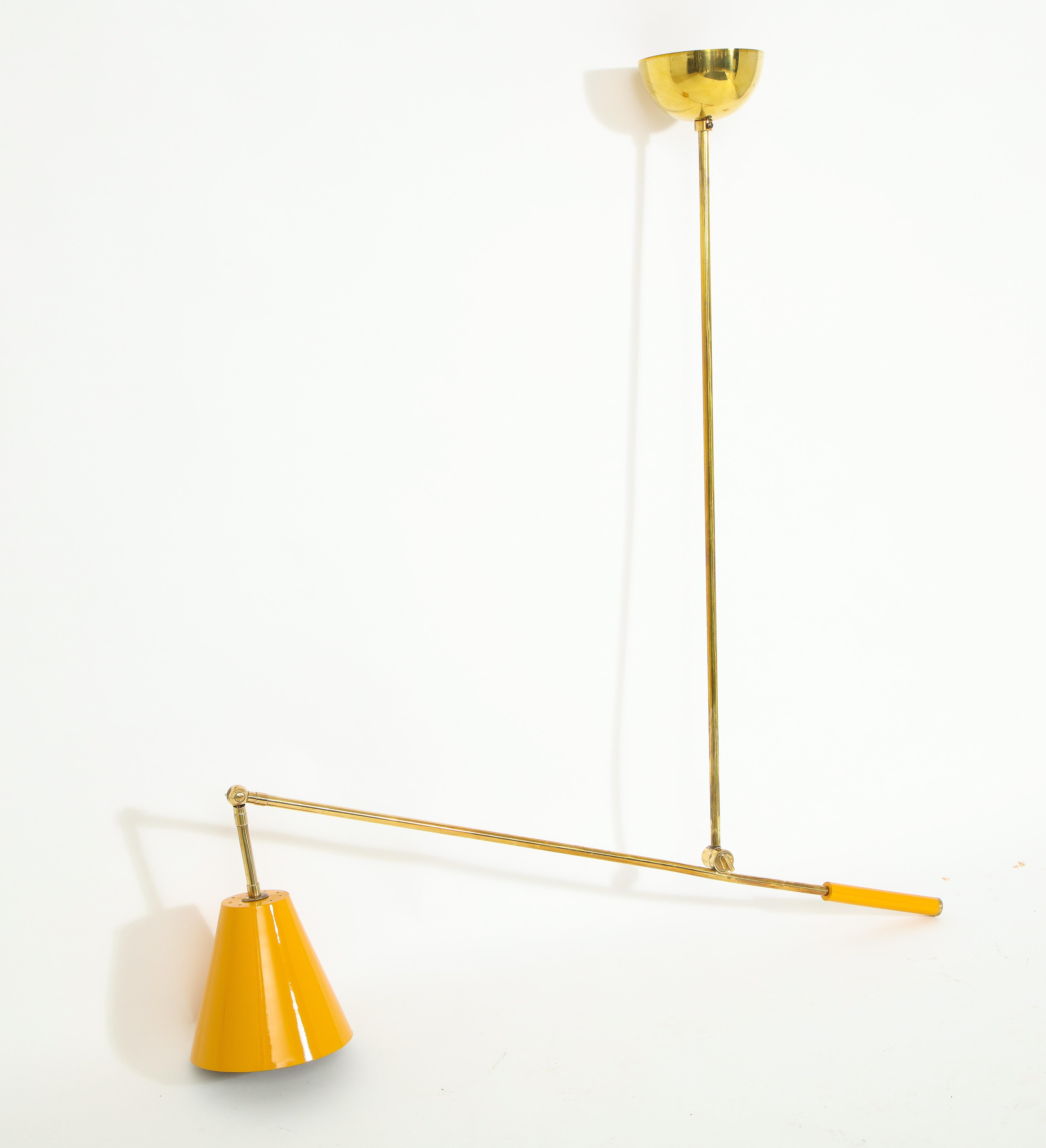 Plafoniera classica Arredoluce in ottone e alluminio laccato, può essere regolata verso l'alto o verso il basso con un meccanismo di tensione. Ne sono disponibili 2, il prezzo è per 1.