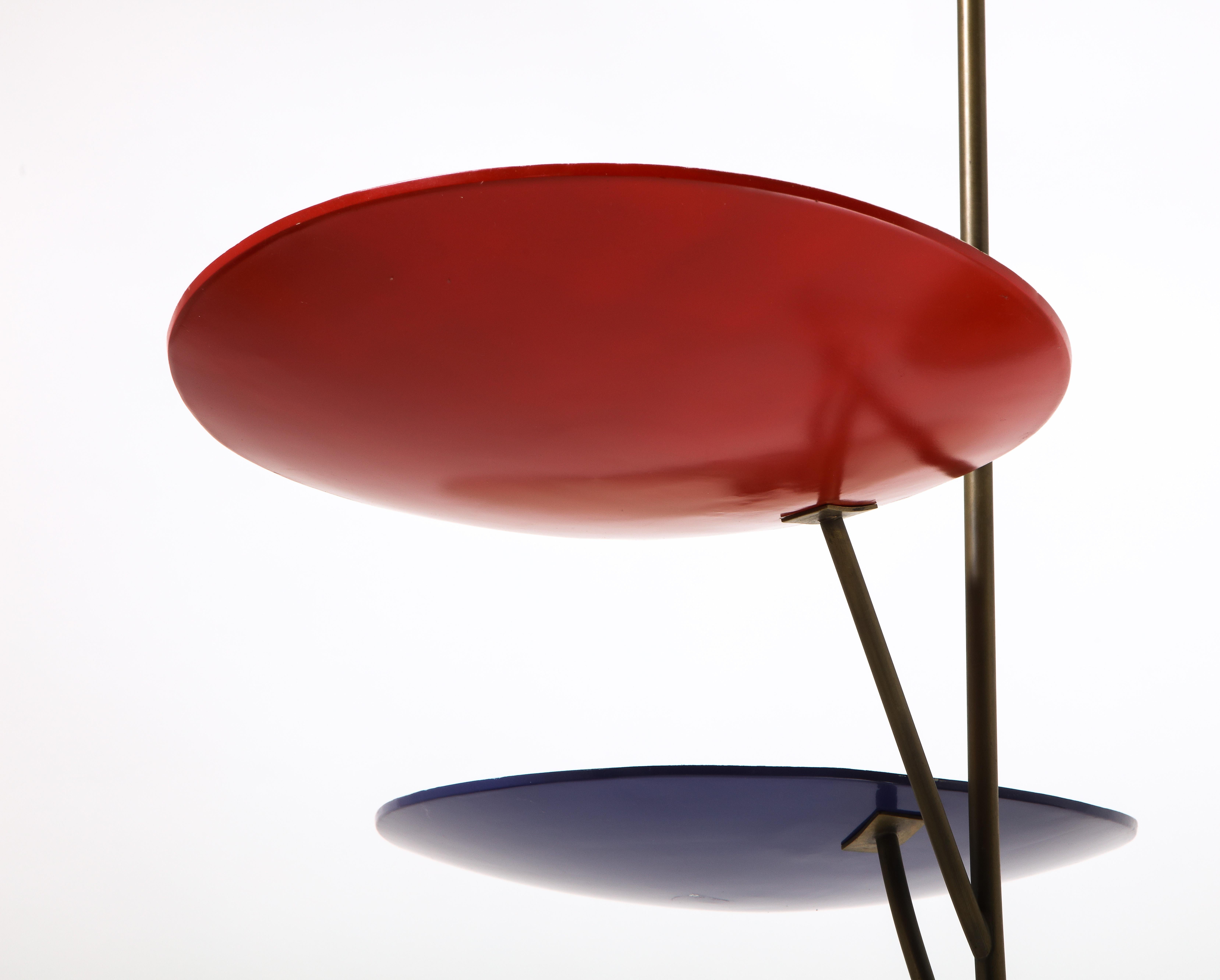 Elegante plafoniera nello stile di Arredoluce, ogni faretto è dipinto in un colore diverso attorno a una cornice in ottone. Ricablata.
