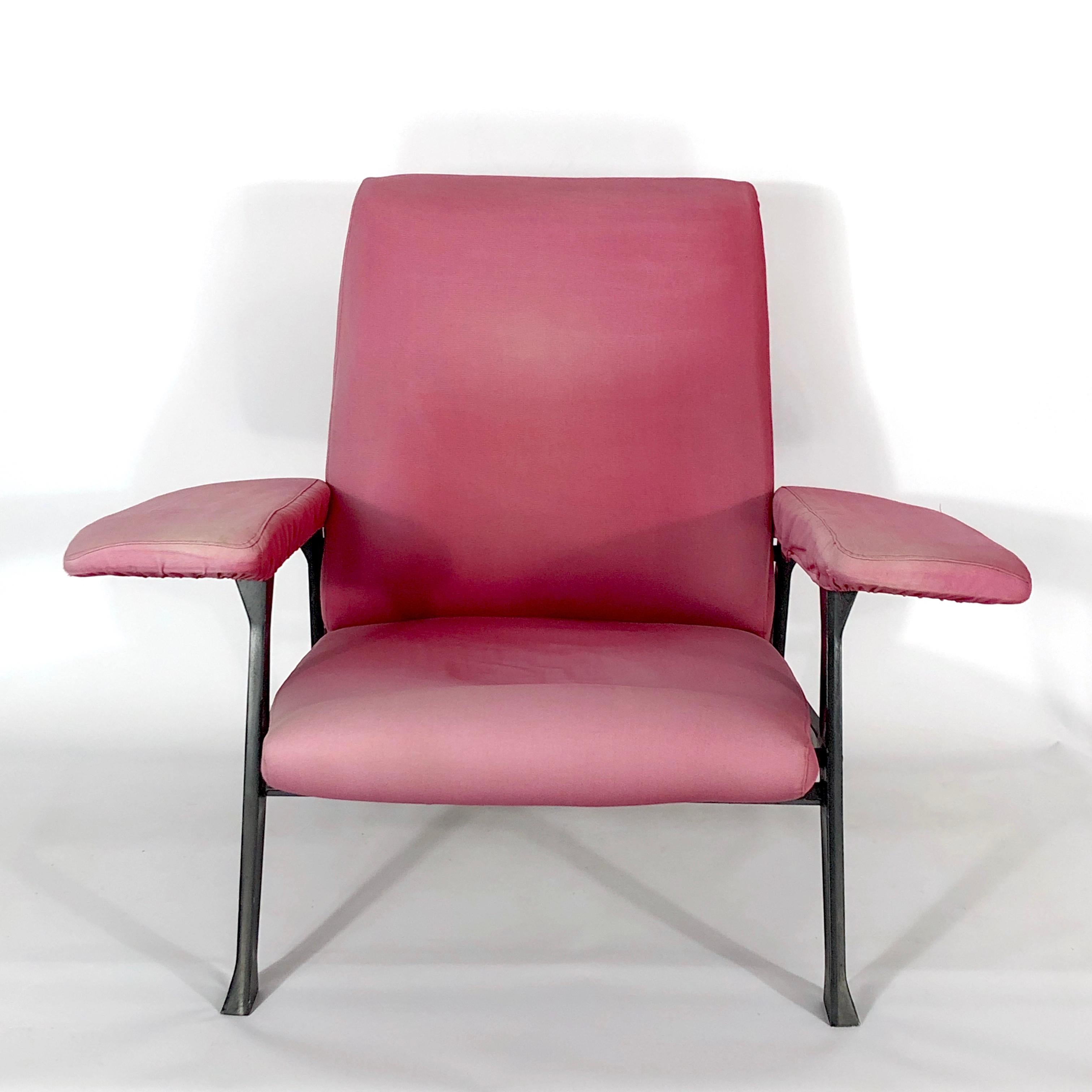 Première édition d'un fauteuil Design/One conçu par Roberto Menghi pour Arflex en 1958. Structure et tissu en acier verni. Label du fabricant d'origine. Malgré l'absence de déchirures, le tissu présente des traces évidentes d'âge et d'utilisation.