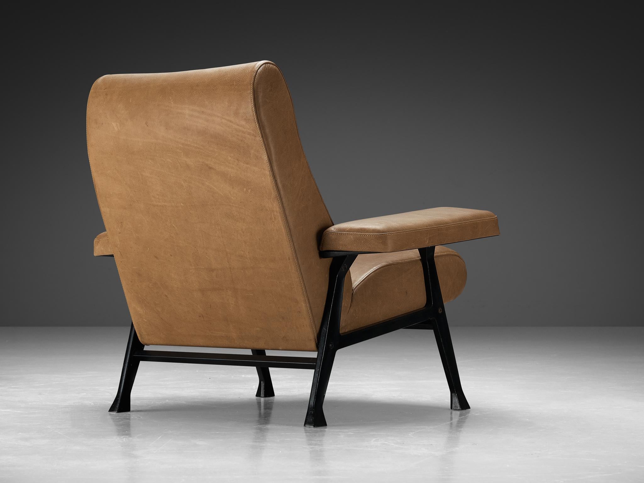 Mid-Century Modern Roberto Menghi for Arflex Pair of ‘Hall’ Lounge Chairs in Brown Leather  For Sale