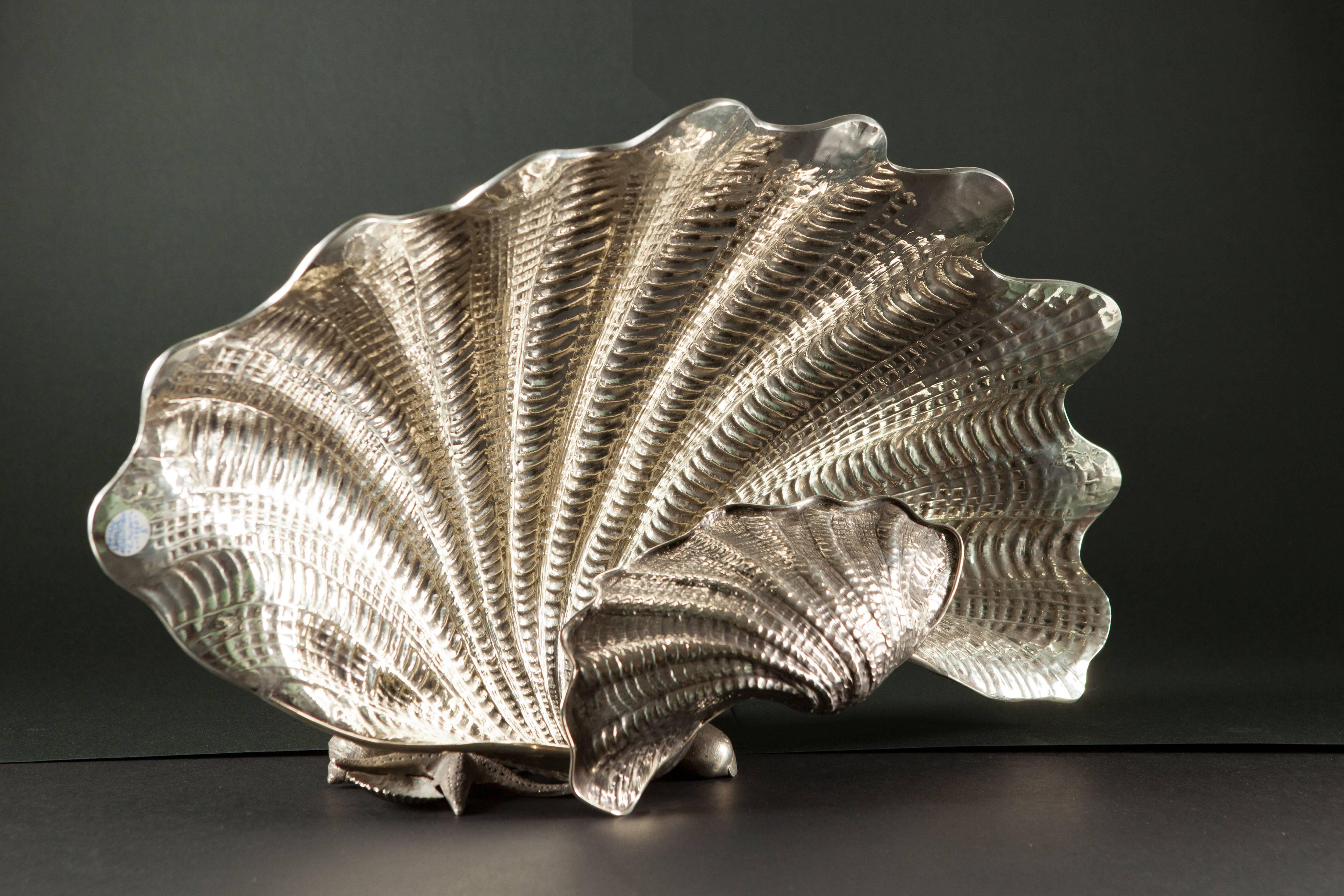 Silver shell shaped Lamp realized from the Italian silversmith Roberto Michetti of Bologna, circa 1910.
Hand embossed and engraved to create two realistic counterposed shells, with applications of corals and sea fruits on the base.
Between the two