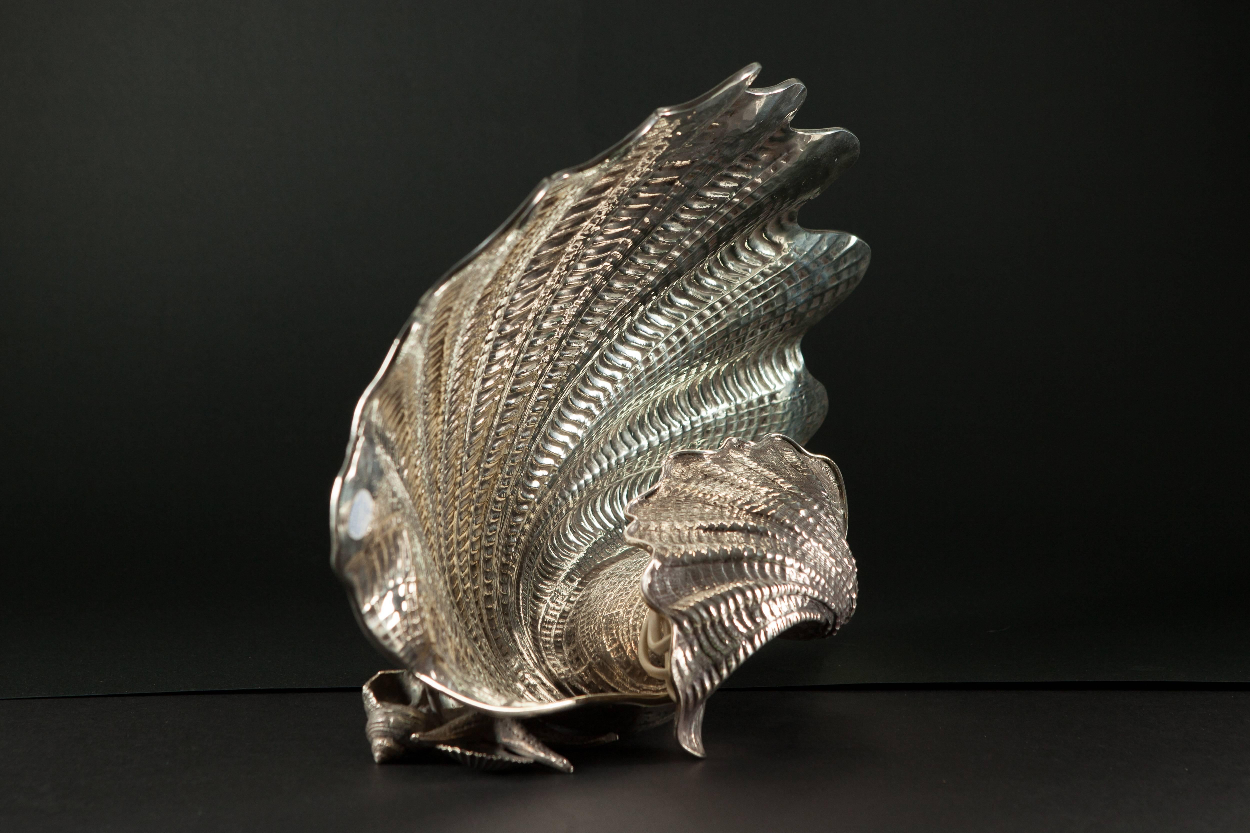 Early 20th Century Roberto Michetti Art Nouveau Shell Shaped Embossed Silver Italian Lamp, 1910s
