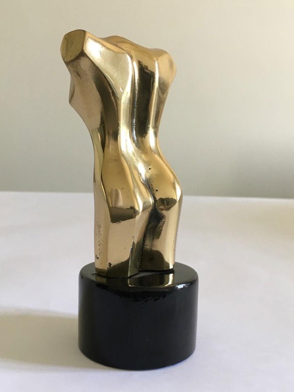Diese einnehmende Bronzeskulptur auf schwarzem Holzsockel stellt wohl eine menschliche Büste dar, aber für ihre Ausdruckskraft verwandelt sich die Büste in eine abstrakte Form von ihr.
Der Künstler, der diese Skulptur geschaffen hat, ist Roberto