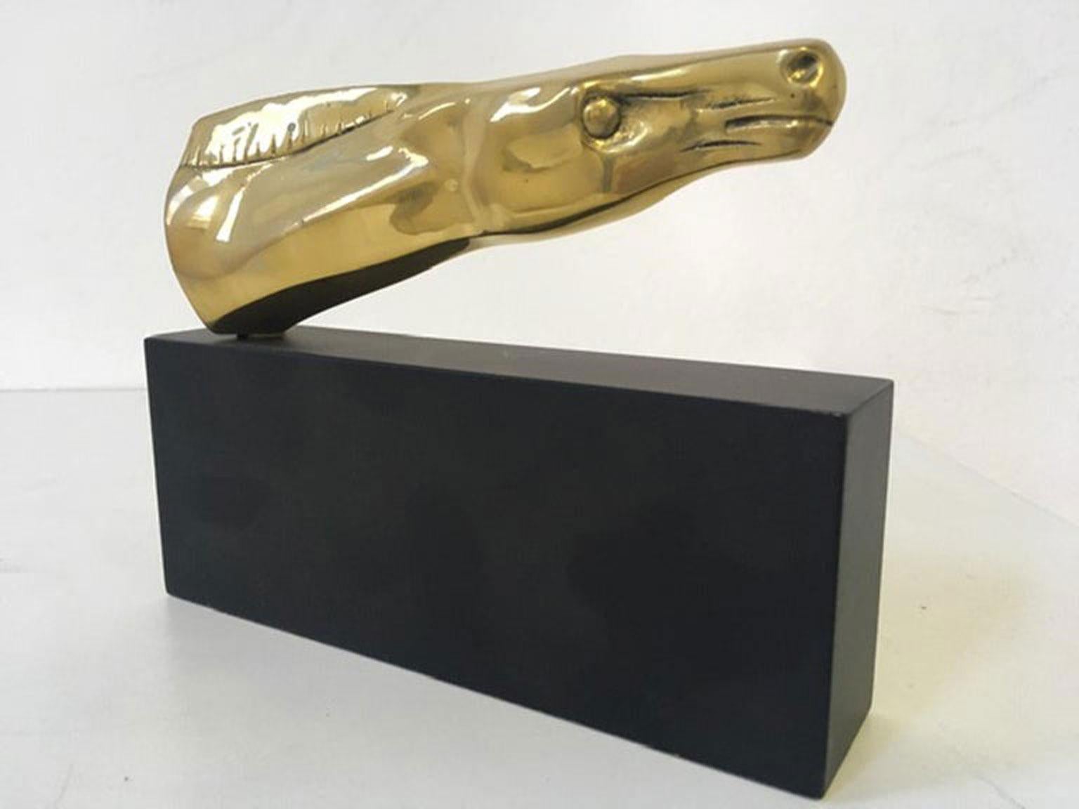 1980 Italia Escultura postmoderna abstracta de bronce Cabeza de caballo - Abstract Sculpture Oro de Roberto Nanut