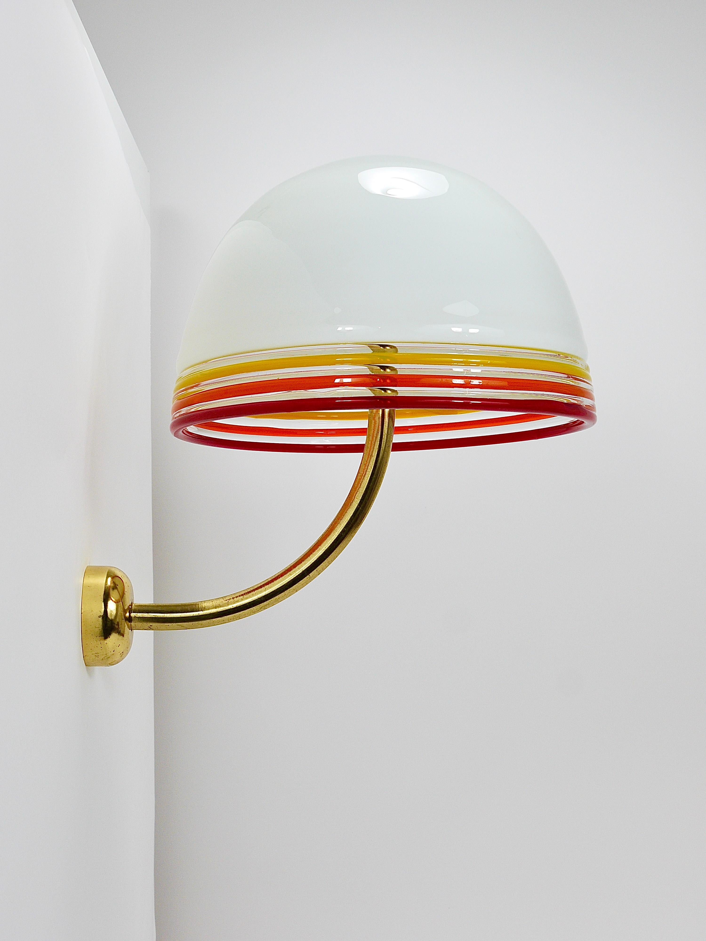 Una rara e spettacolare coppia di applique degli anni '70, disegnate nel 1975 da Roberto Pamio & Renato Toso per Leucos in Italia. Ridotte agli elementi essenziali, queste lampade sono costituite da due soli componenti: un braccio in ottone che si