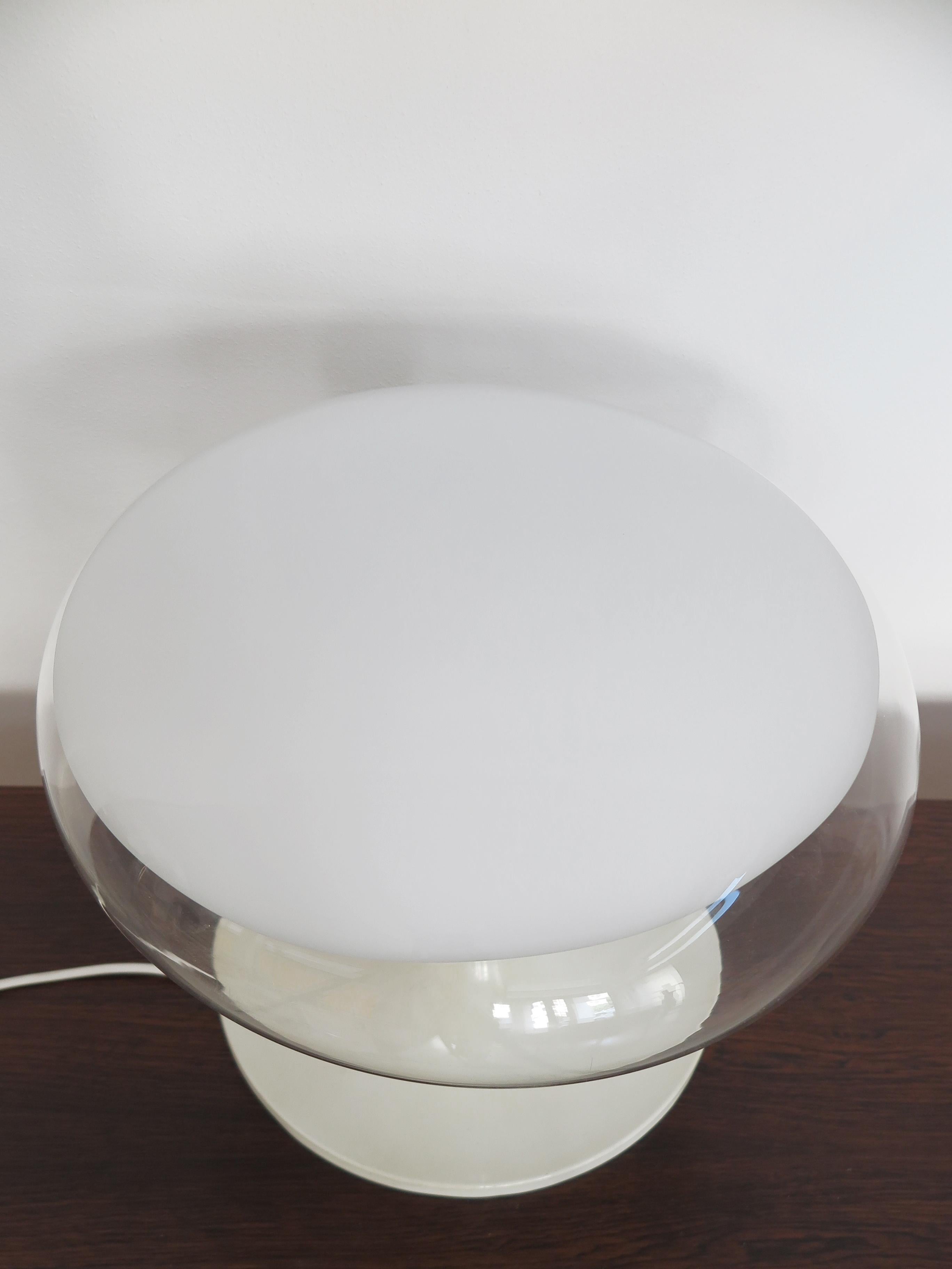 Mid-20th Century Roberto Pamio for Leucos 'Gill' Model Italian Glass White Table Lamp 1960s en vente
