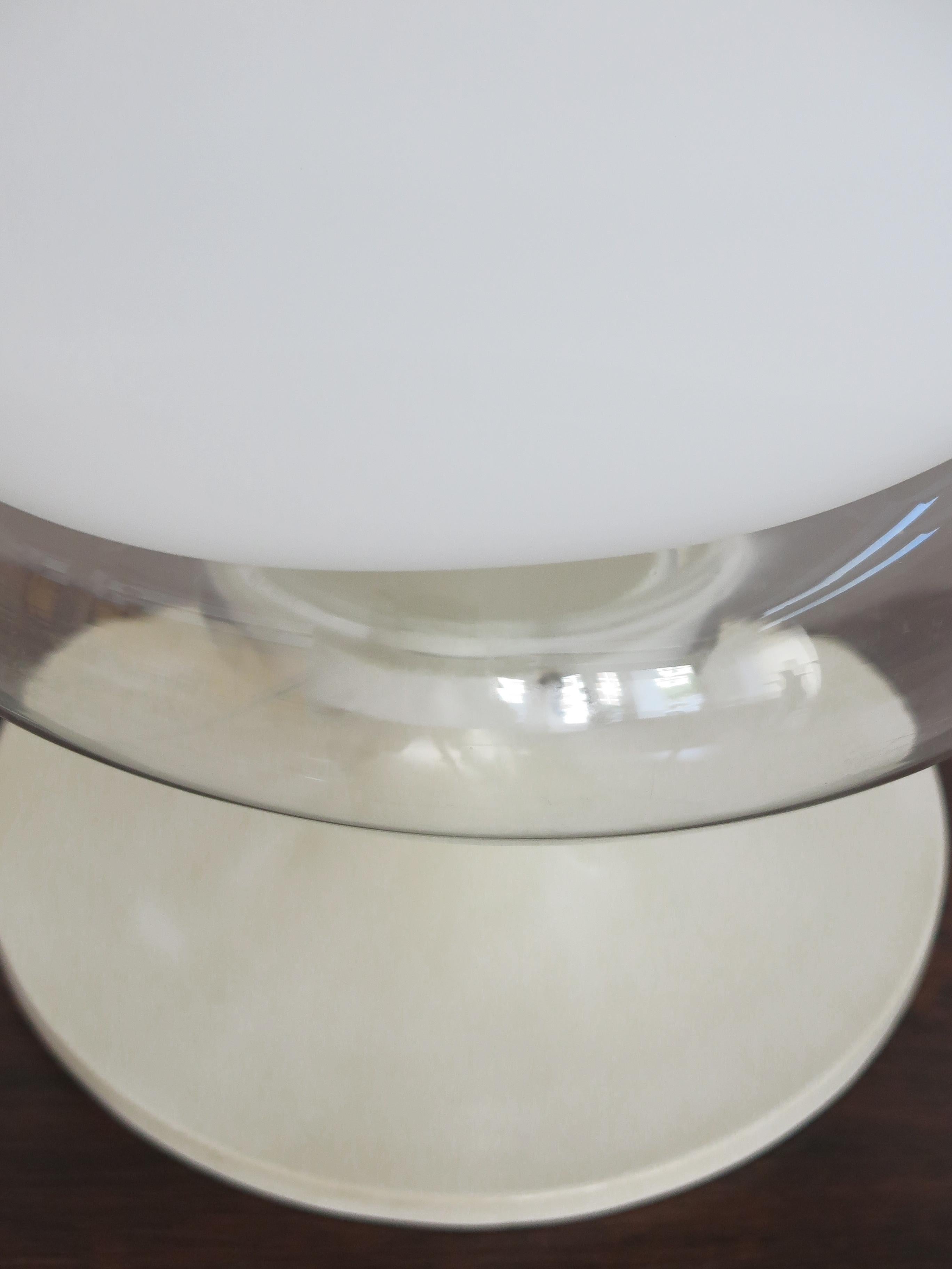 Métal Roberto Pamio for Leucos 'Gill' Model Italian Glass White Table Lamp 1960s en vente