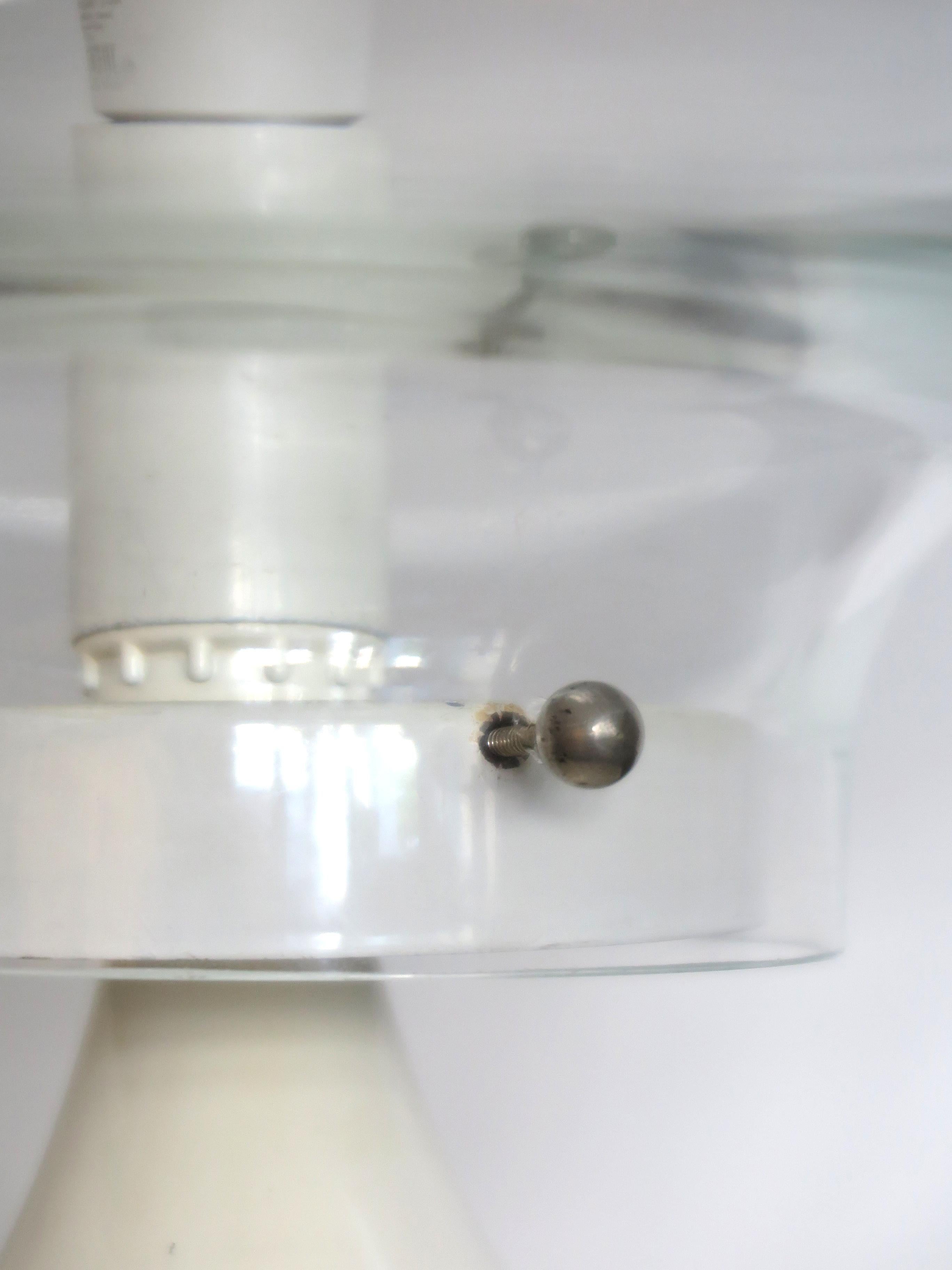 Roberto Pamio for Leucos 'Gill' Model Italian Glass White Table Lamp 1960s en vente 1