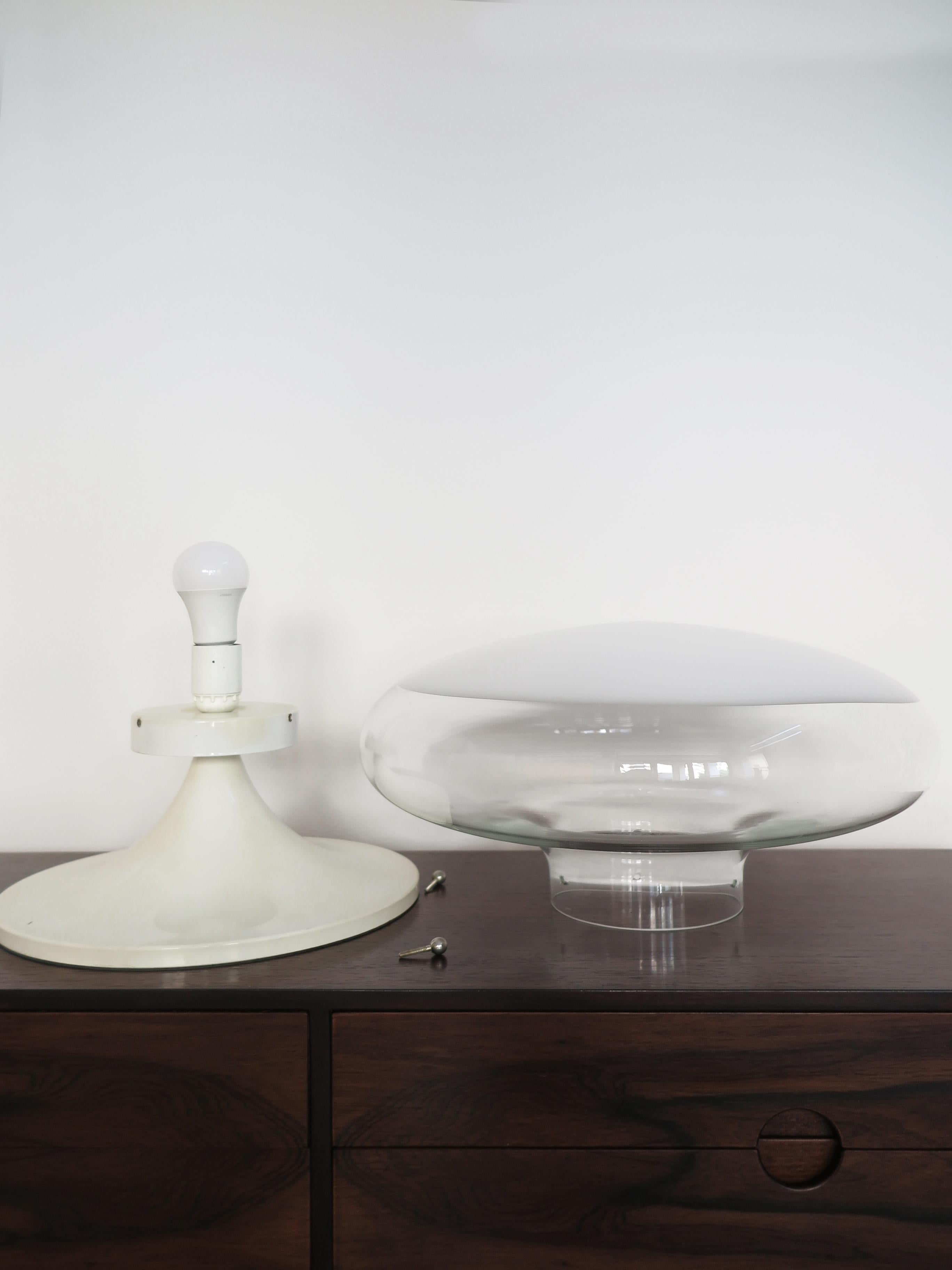 Roberto Pamio for Leucos 'Gill' Model Italian Glass White Table Lamp 1960s en vente 2