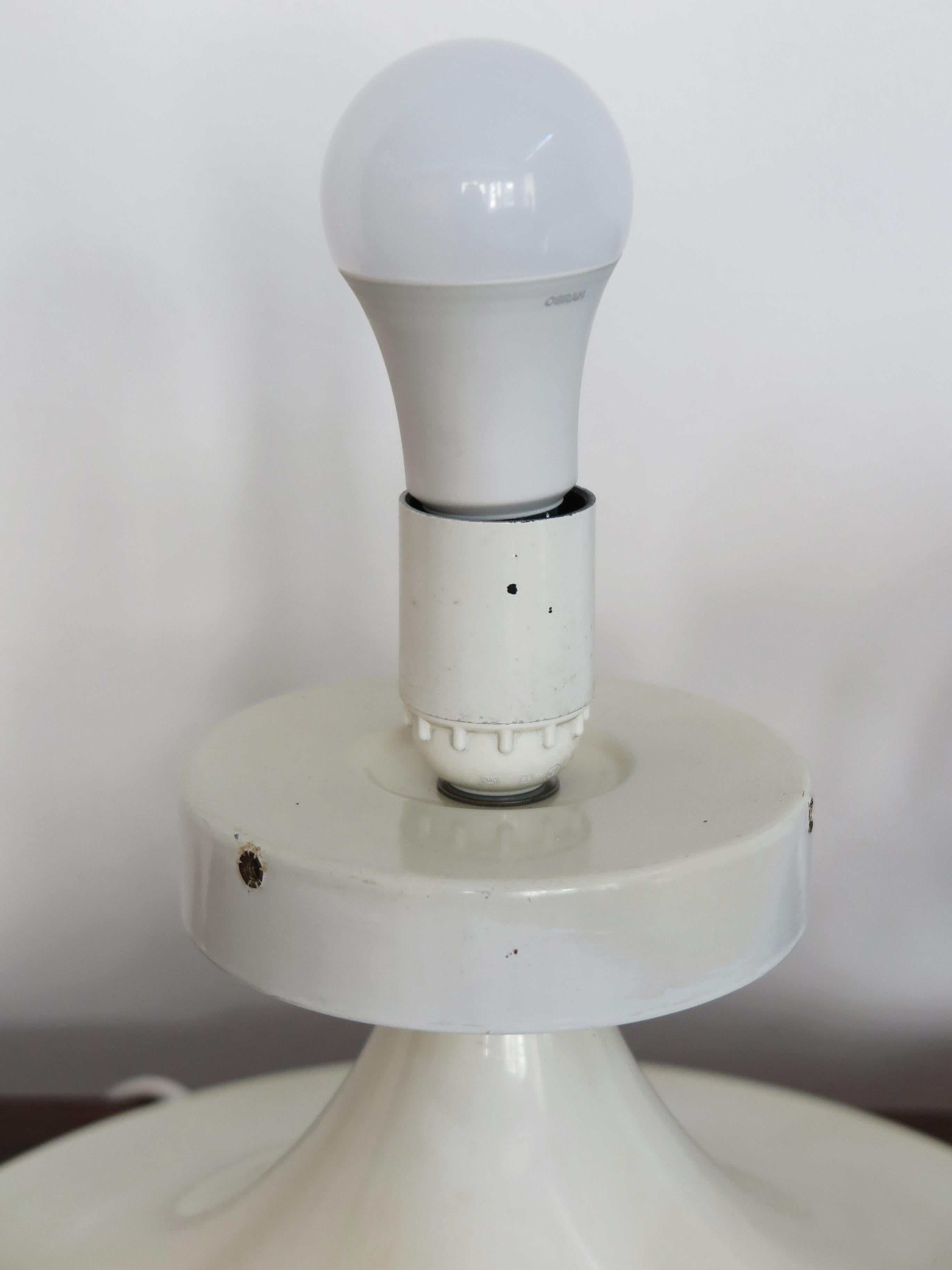 Roberto Pamio for Leucos 'Gill' Model Italian Glass White Table Lamp 1960s en vente 3
