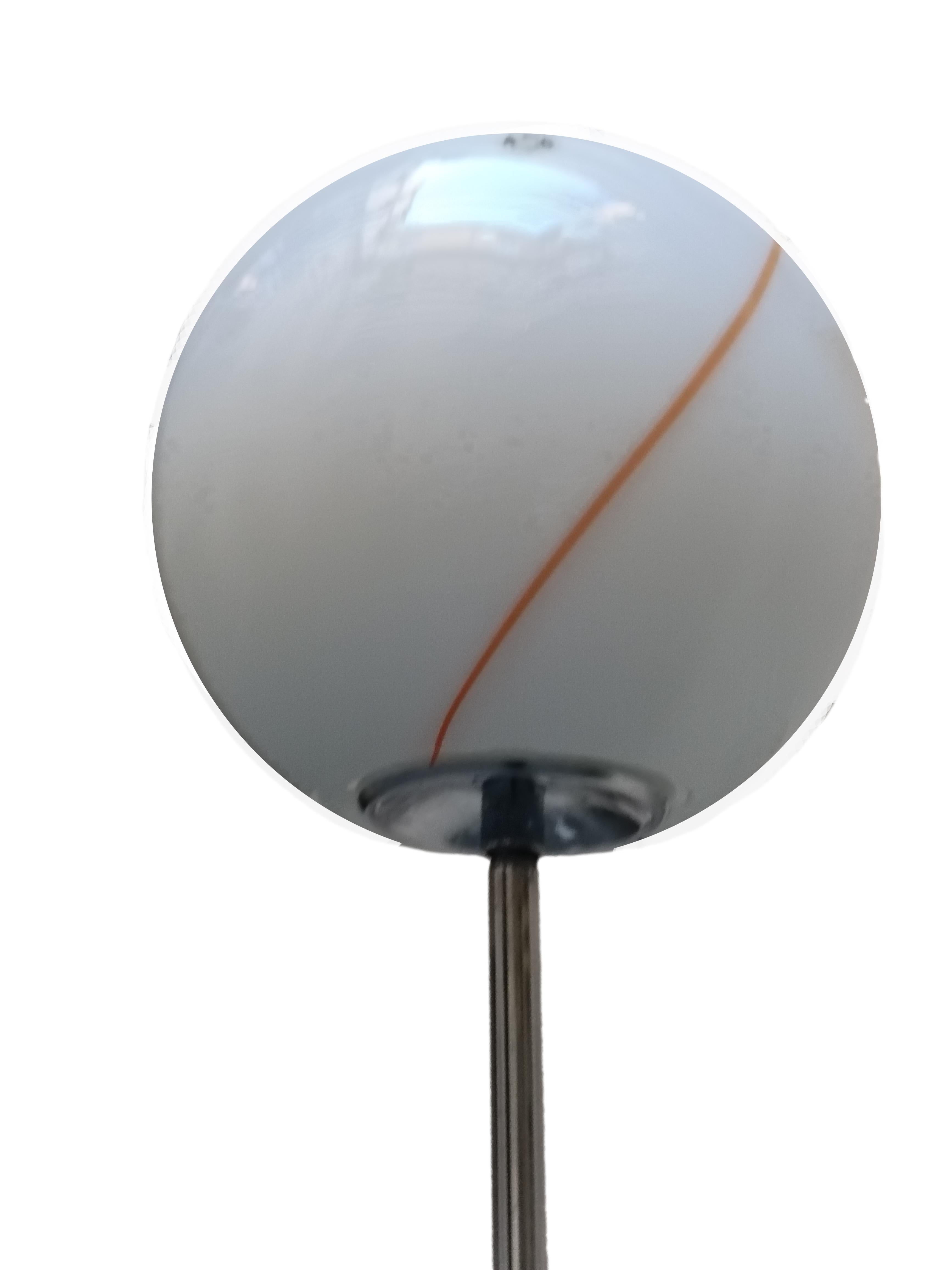 Lámpara de pie muy rara Mod. Tallo diseñado por Roberto Pamio para Leucos, producido en los años sesenta. Completamente original, incluido el cable eléctrico. Difusor de cristal opalino con hilos en espiral de colores. Varilla metálica y base de