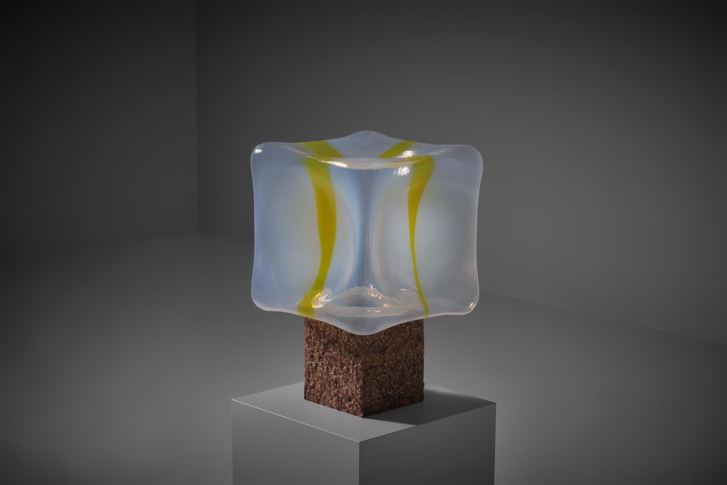 Roberto Patio & Renato Toso 'Sierra' table lamp for Leucos, Italy 1970s. Rare sculptural model with a large cubic shaped shade from mouth blown Murano glass in transparant milky / 'yellyfish' iridescent colored glass with a decorative yellow line