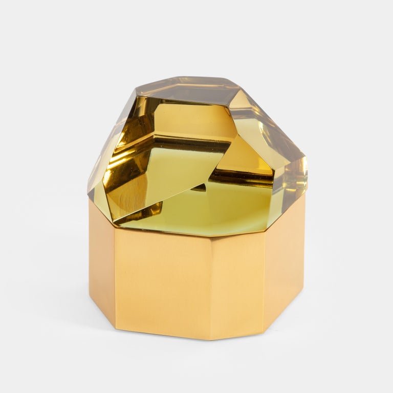 Roberto Giulio Rida exquisite amber olive 'Diamante Murano' glass box with thick glass ground and polished to create faceted fitted top with gilt brass base covered inside with steel, Italy, 2017. The glass is made of crystal glass core, then