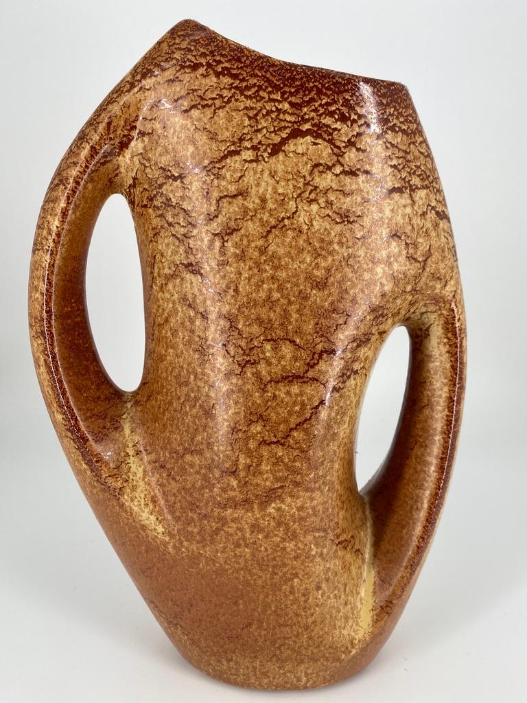 Superbe grand vase du designer Roberto Rigon pour Bertoncello Ceramice d' Arte, Italie. Période du milieu du siècle. Toutes les pièces sont uniques, mais celle-ci est extraordinaire en raison de la composition étonnante des couleurs chaudes et