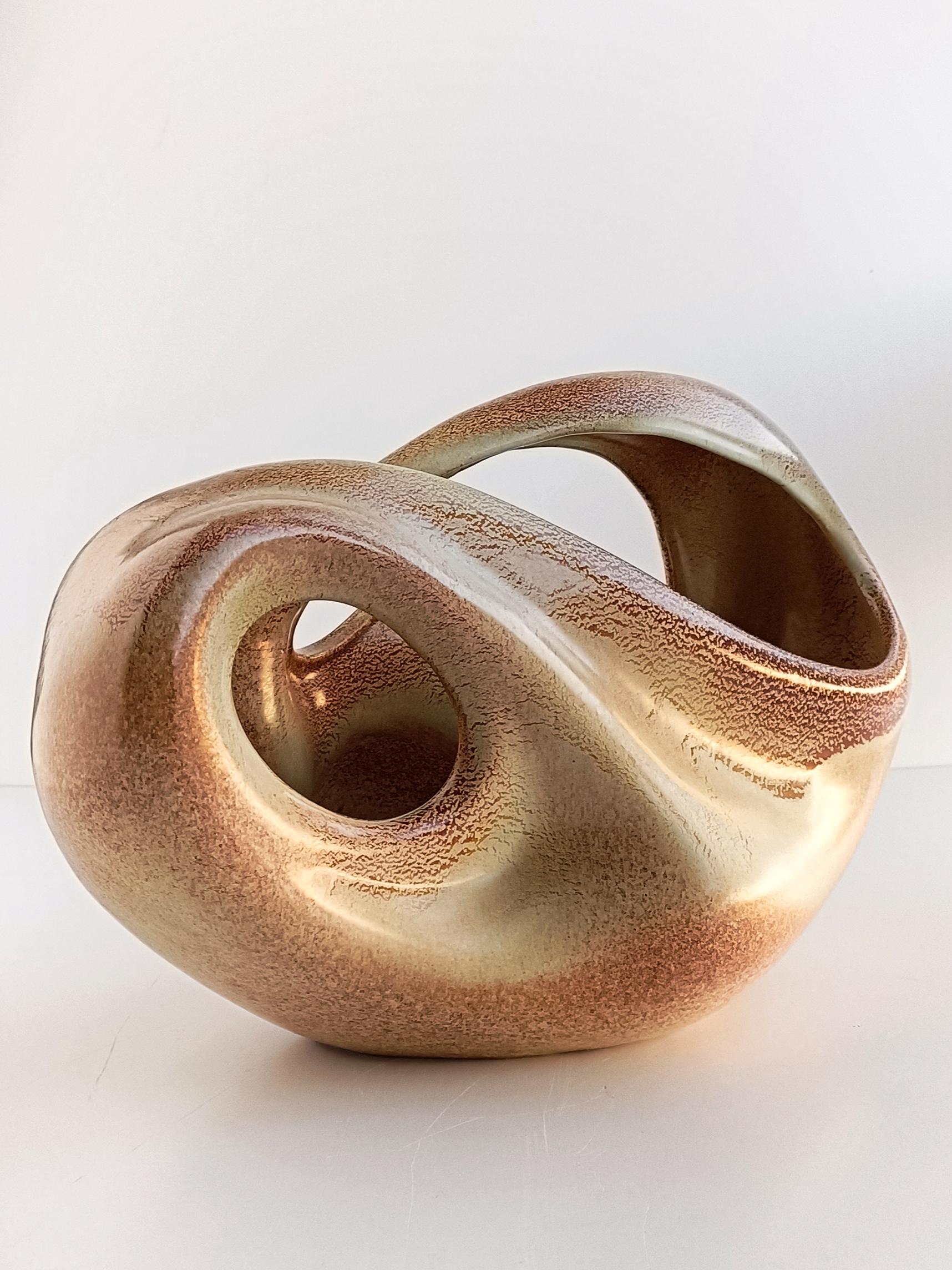 This Bertoncello sculptural ceramic vase from Italy, dating back to the 1960s, is a remarkable piece of Italian ceramic artistry. Roberto Rigon was a notable designer associated with Bertoncello, a renowned ceramics manufacturer based in Italy