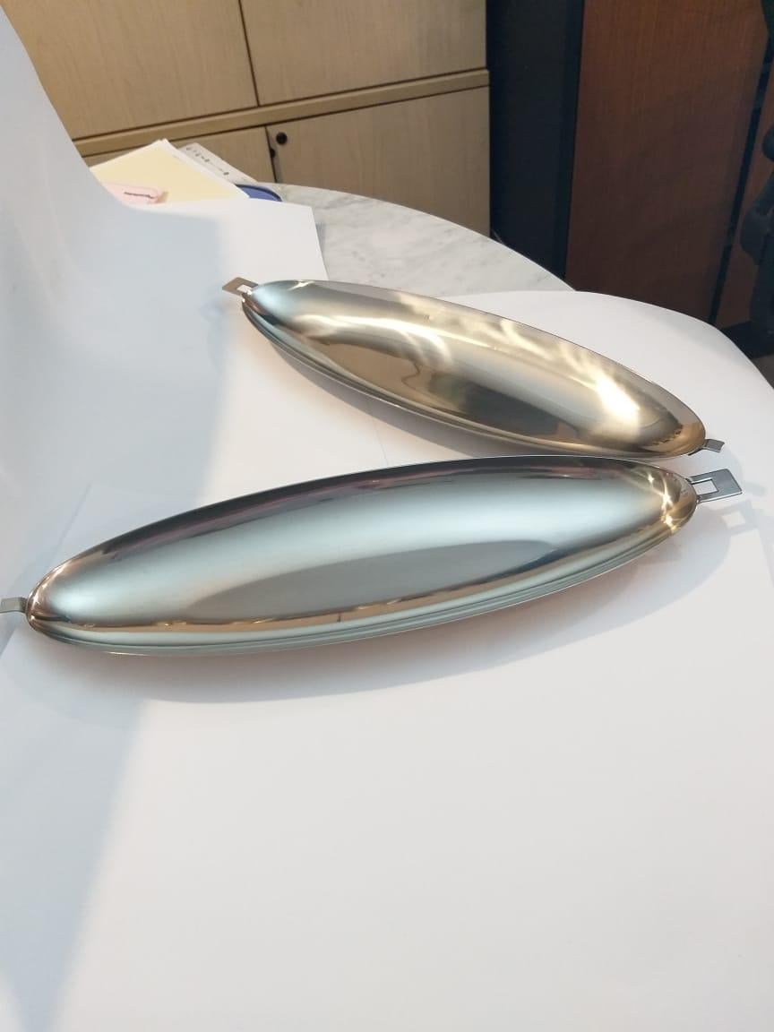 An elegant stainless steel fish poacher by Roberto Sambonet for Sambonet. Oval shell shape to serve and cook fish. Could also be used for other dishes. Original box and plastic bag included.

Roberto Sambonet was an Italian architect, designer and