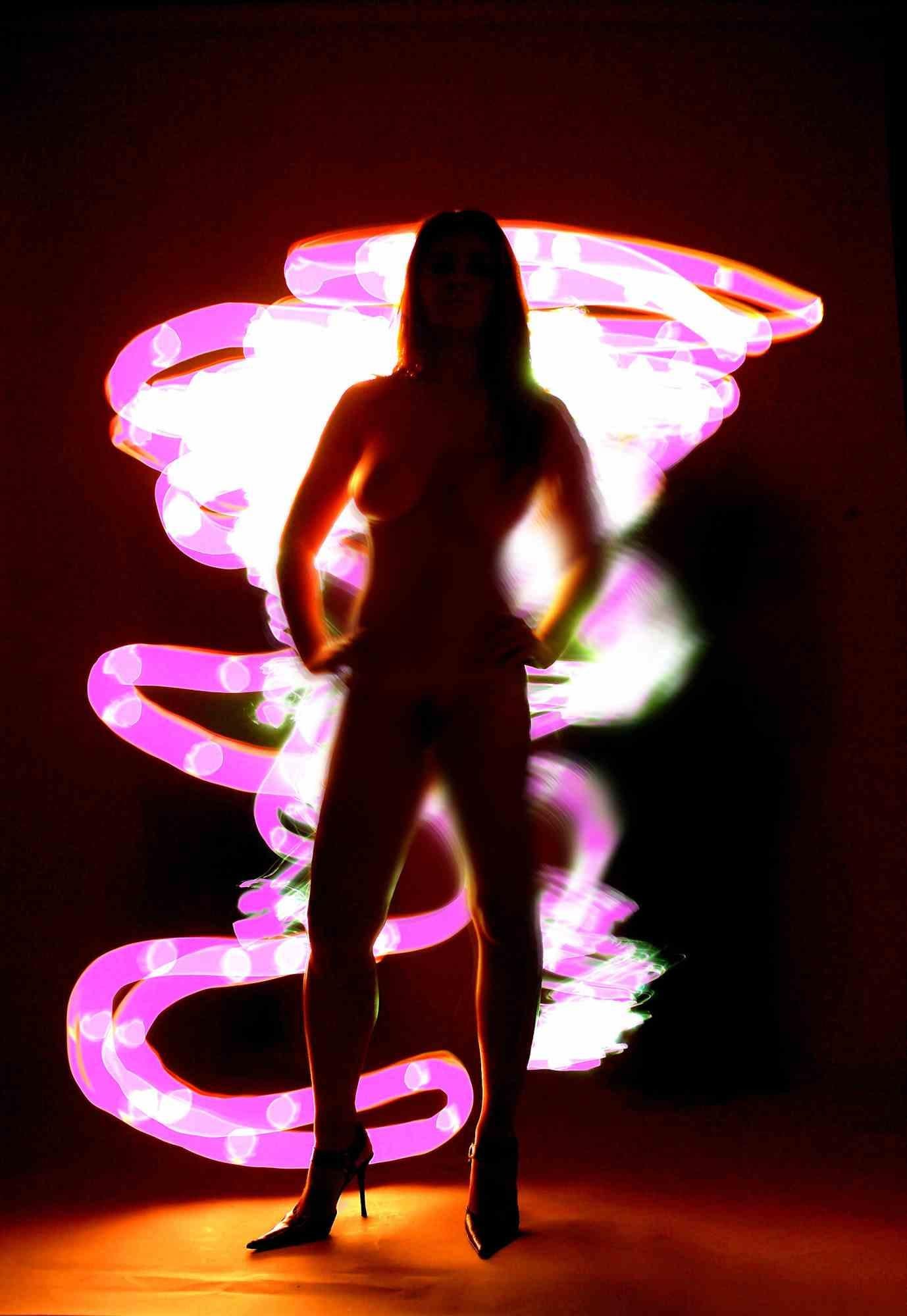 Technique de light painting, réalisée dans un studio photographique complètement sombre, où le photographe "peint" manuellement à la torche.  avec des lumières de différentes couleurs, les sujets et le fond. Appareil photo numérique, impression