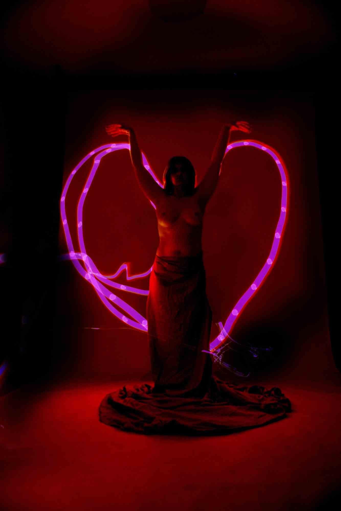 Light-Painting-Technik, die in einem völlig dunklen Studio realisiert wird, in dem der Fotograf mit einer Taschenlampe manuell mit verschiedenfarbigem Licht die Motive und den Hintergrund "malt". Digitalkamera, chemischer Druck.

Ausstellungen:
2007