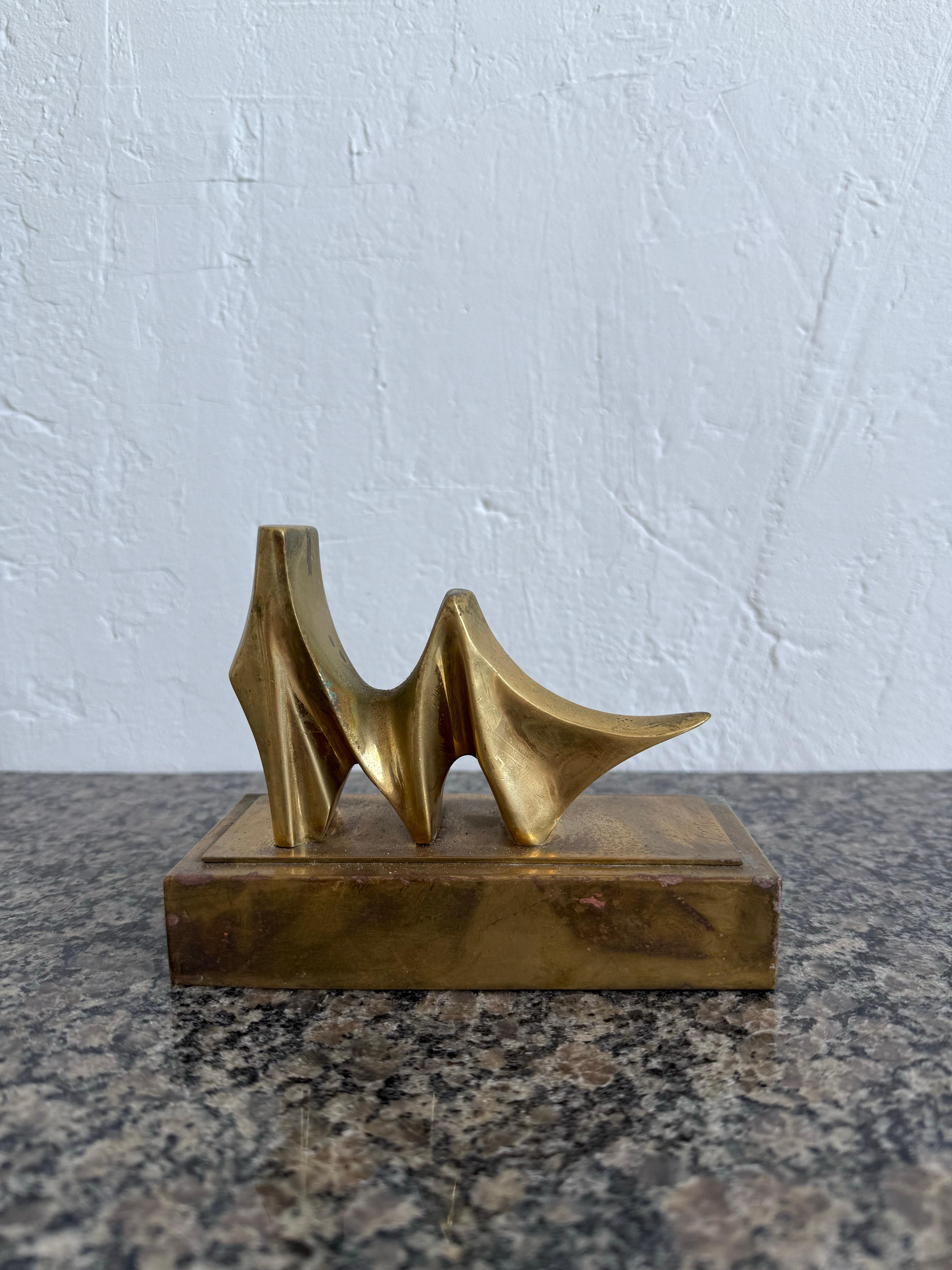 Scultura in bronzo astratta moderna brasiliana di metà secolo su base in bronzo firmata da Roberto Vivas, circa 1960.