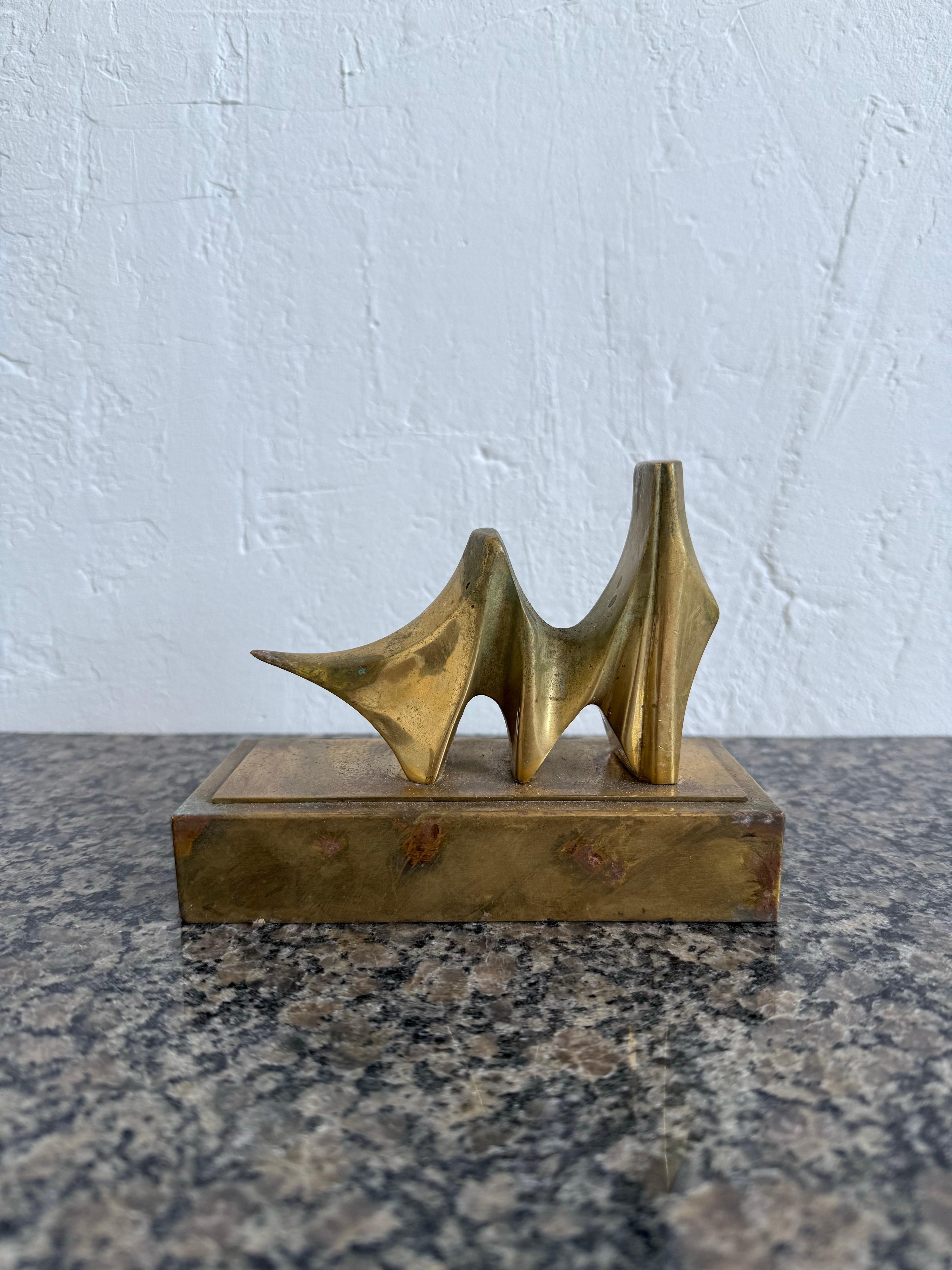 Mid-Century moderno Roberto Vivas Scultura astratta in bronzo su base di bronzo, Brasile 1960s in vendita