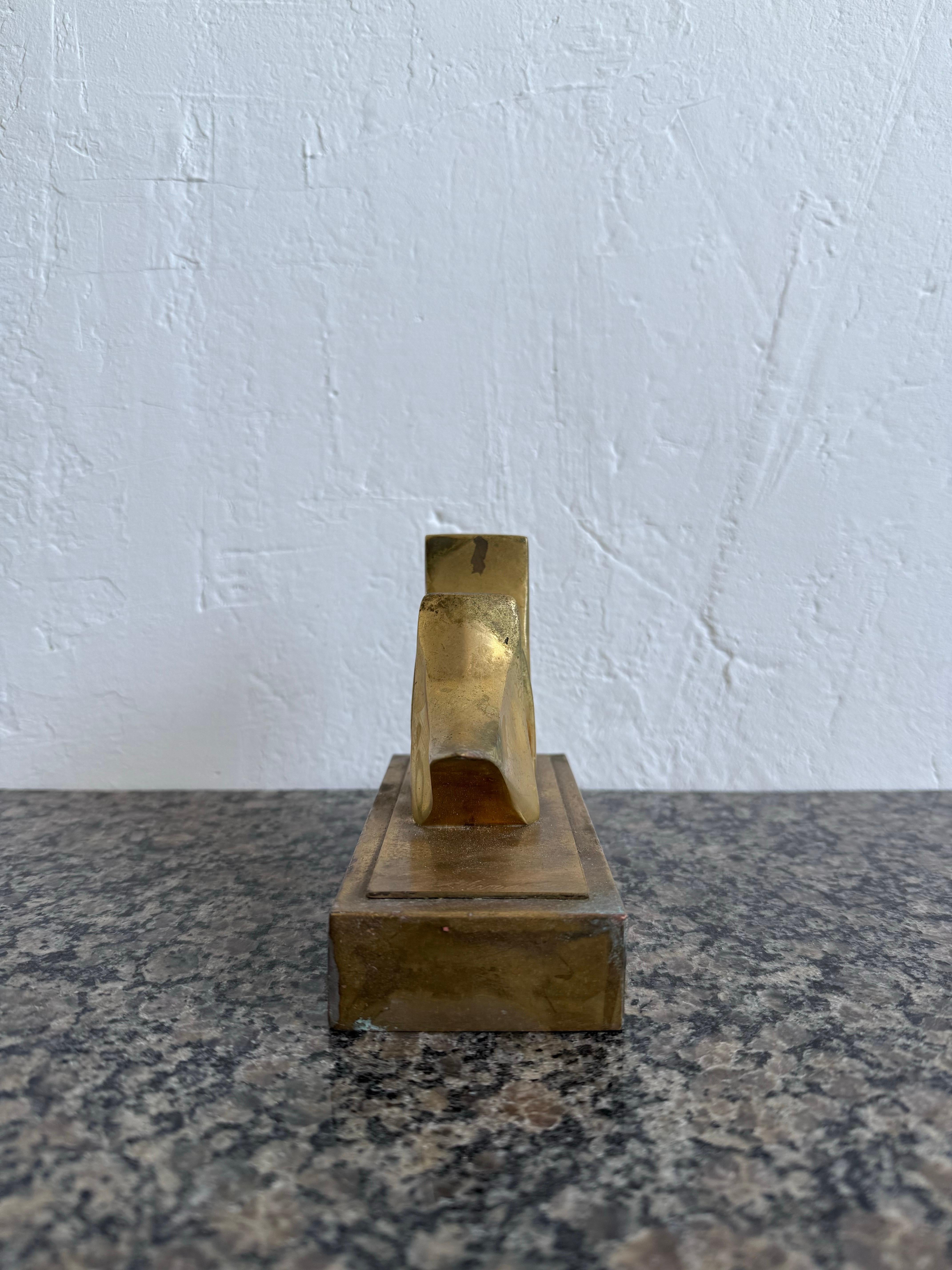 Brasiliano Roberto Vivas Scultura astratta in bronzo su base di bronzo, Brasile 1960s in vendita