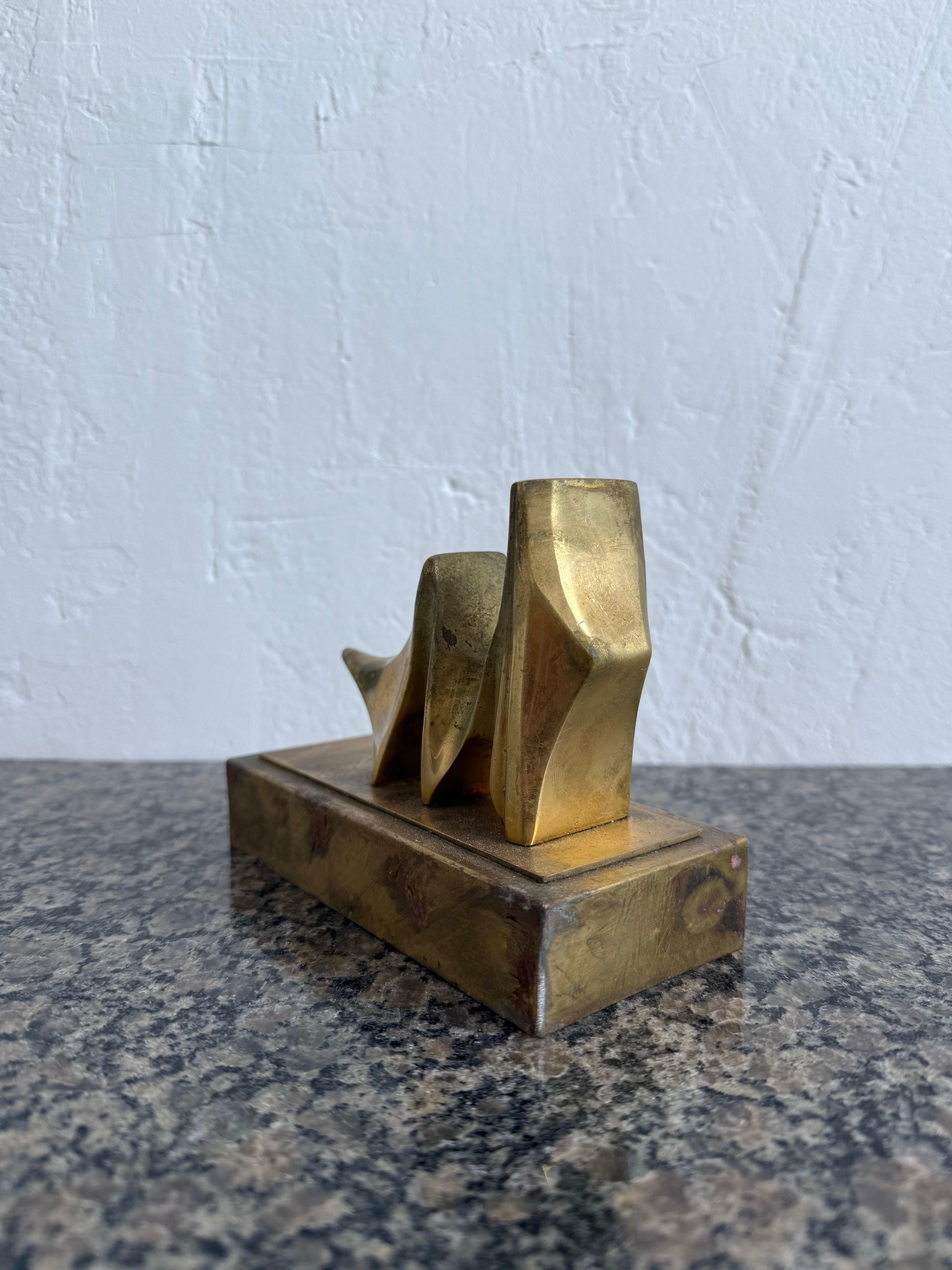 XX secolo Roberto Vivas Scultura astratta in bronzo su base di bronzo, Brasile 1960s in vendita