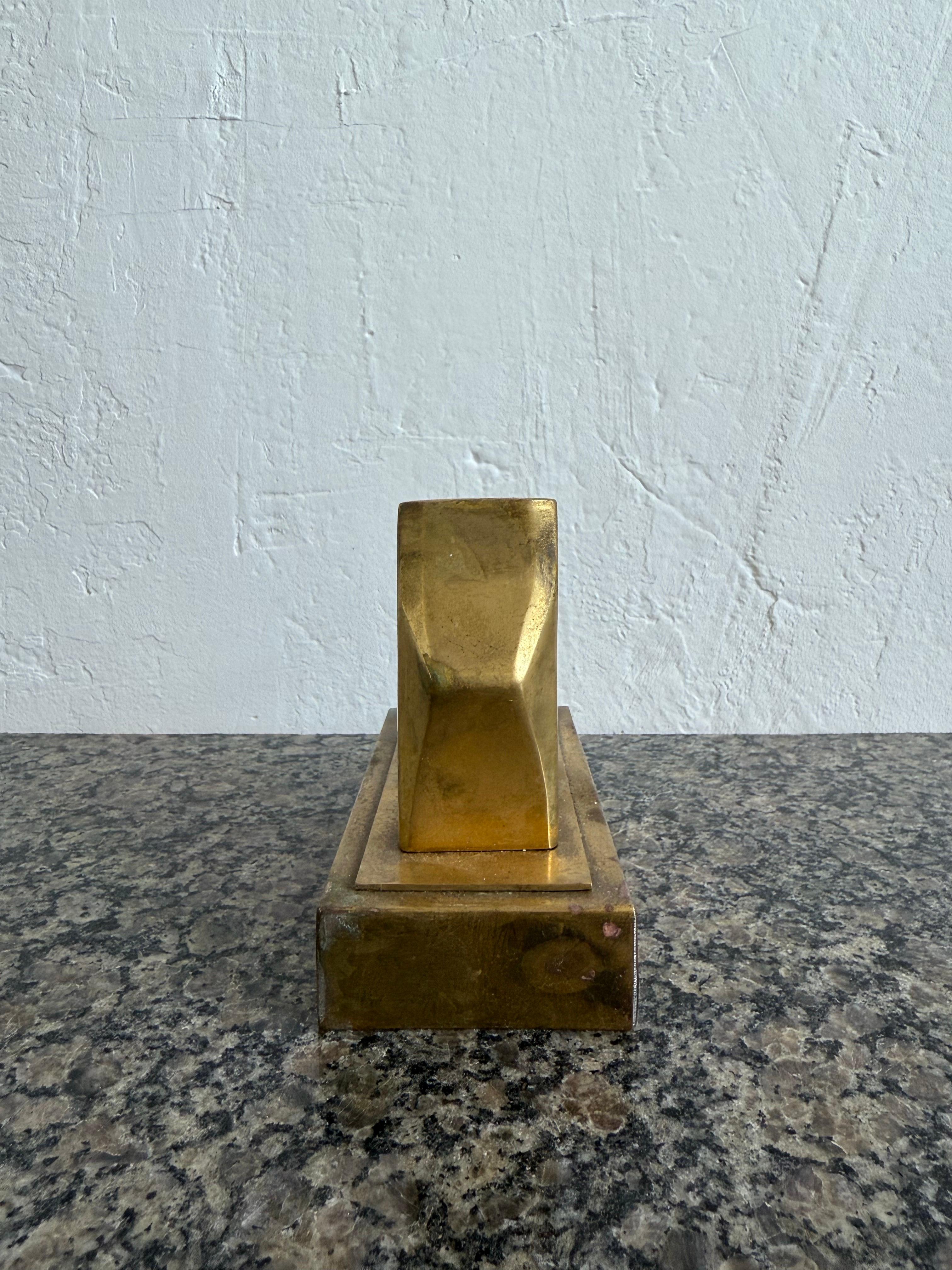 Bronzo Roberto Vivas Scultura astratta in bronzo su base di bronzo, Brasile 1960s in vendita