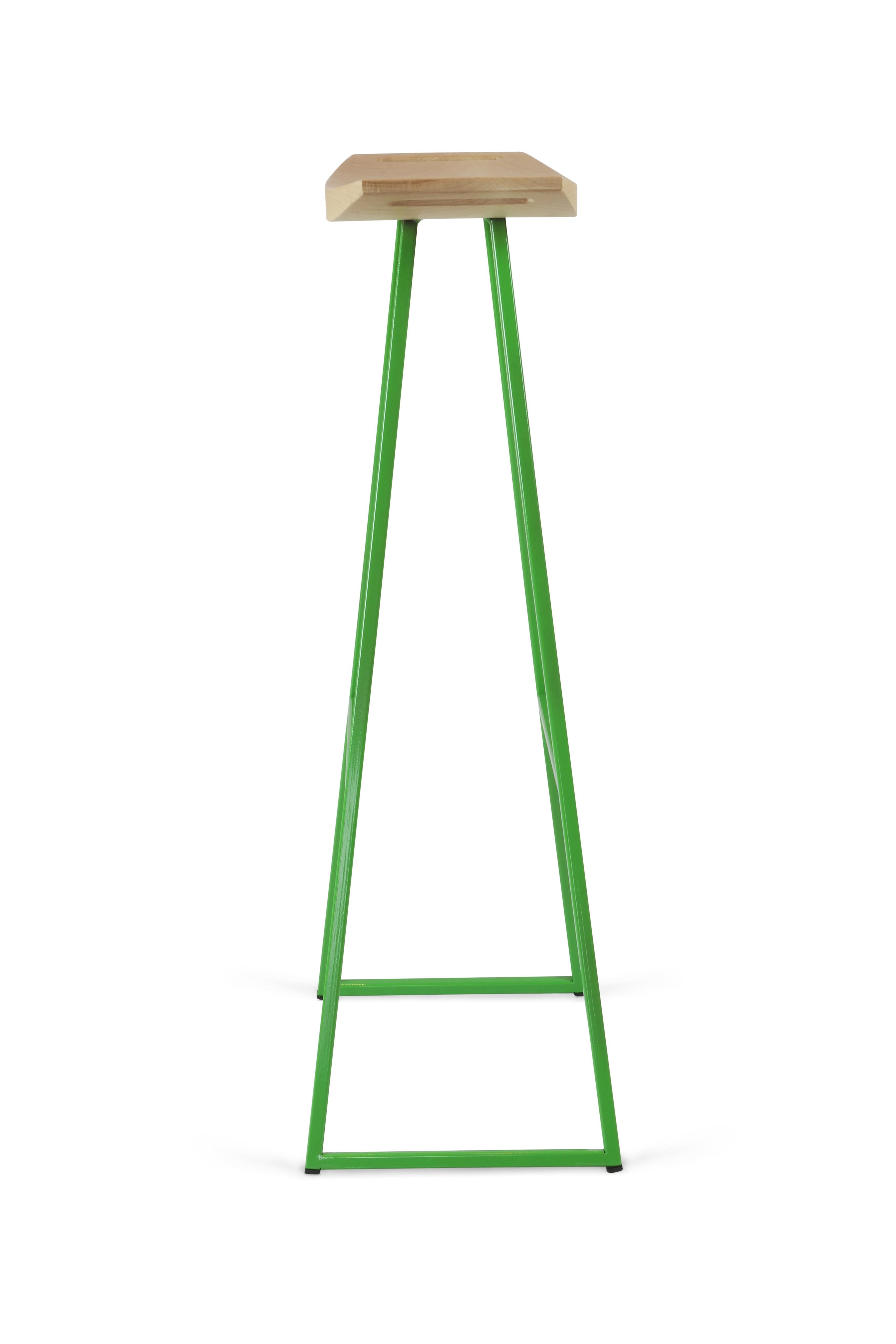 Ce tabouret élégant possède une fine assise en bois sculpté qui repose sur une base en tube d'acier. L'assise élégante est incurvée pour un confort sans faille et présente une superbe incrustation en diagonale entrecroisée. Cette pièce accrocheuse