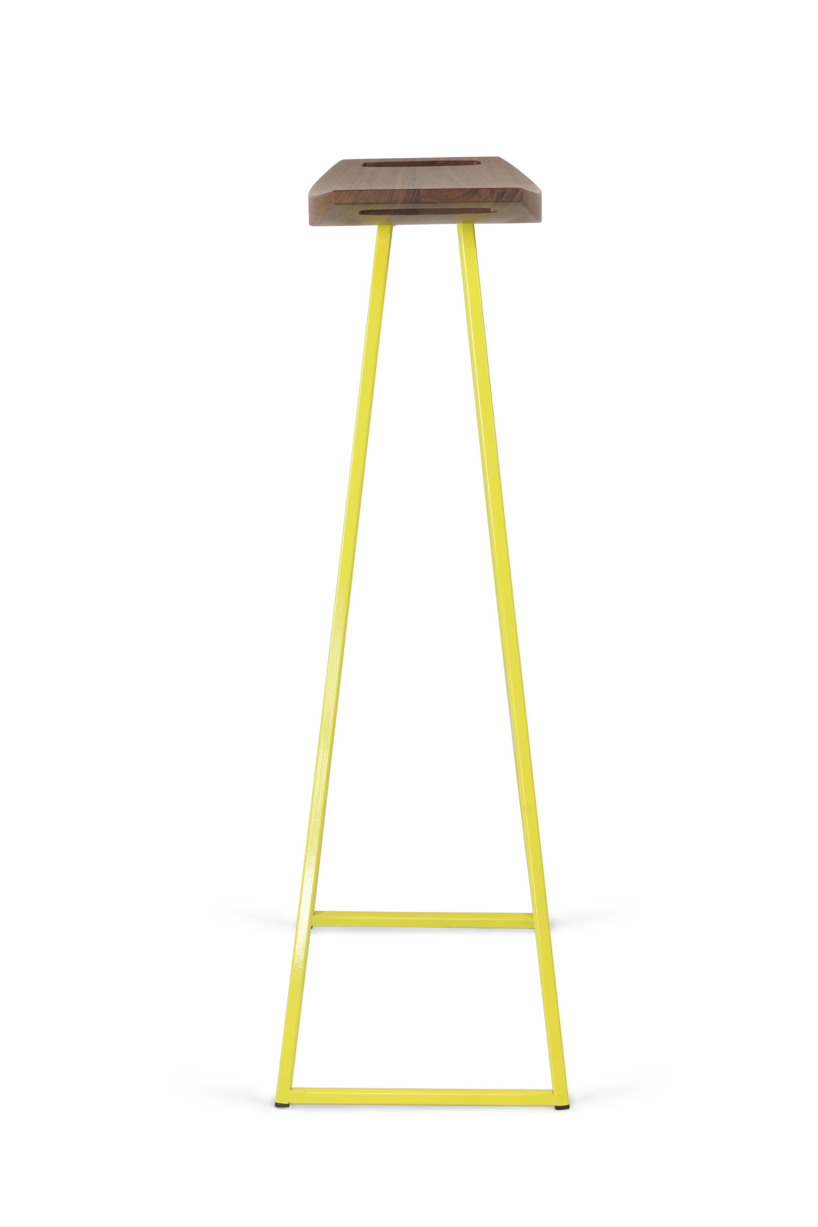 Ce tabouret élégant possède une fine assise en bois sculpté qui repose sur une base en tube d'acier. L'assise élégante est incurvée pour un confort sans faille et présente une superbe incrustation en diagonale entrecroisée. Cette pièce accrocheuse