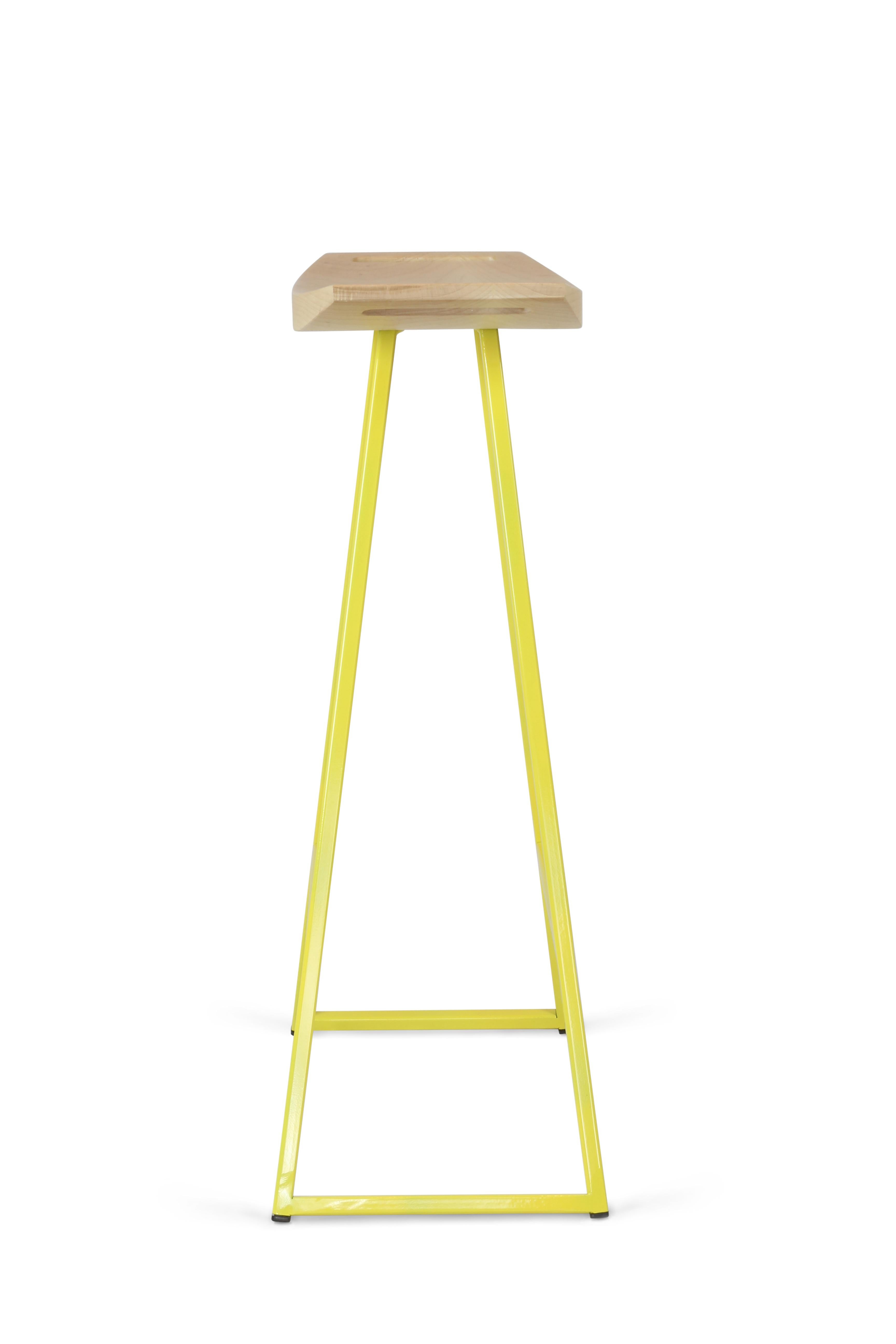 Dieser elegante Hocker hat einen dünnen, geschnitzten Holzsitz, der auf einem Stahlrohrsockel ruht. Der elegante Sitz ist geschwungen und bietet nahtlosen Komfort, während er eine beeindruckende, sich kreuzende diagonale Akzenteinlage aufweist.