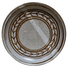 Roberts & Shaw Glasierte Steingutplatte aus Kunstkeramik von Roberts & Shaw