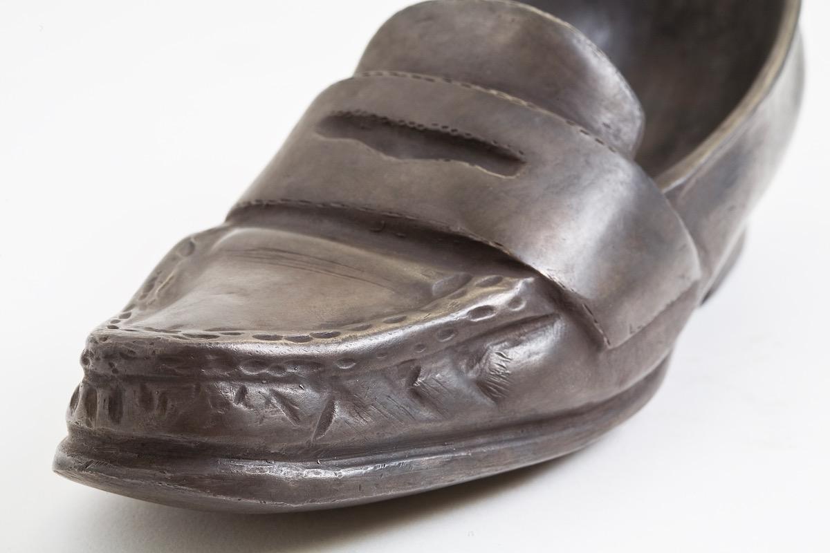 Estos mocasines de bronce se fundieron a partir de la talla original en piedra que se vendió en 2010. Tenía un par de
mocasines de los años 70 que solía llevar siempre. Eran un calzado clásico y cómodo y
me recuerdan los buenos tiempos cuando era