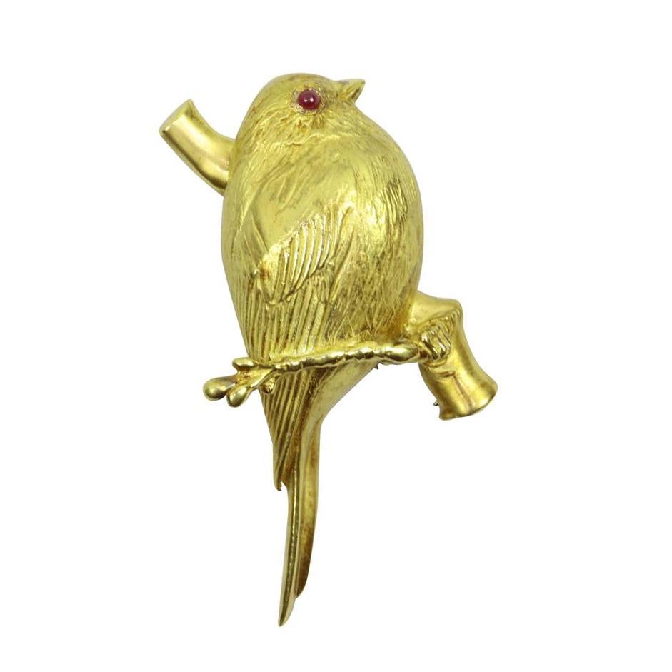 Moderniste Robin Oiseau oiseau rubis perché sur une broche en forme de branche en or Fine Estate Jewelry en vente