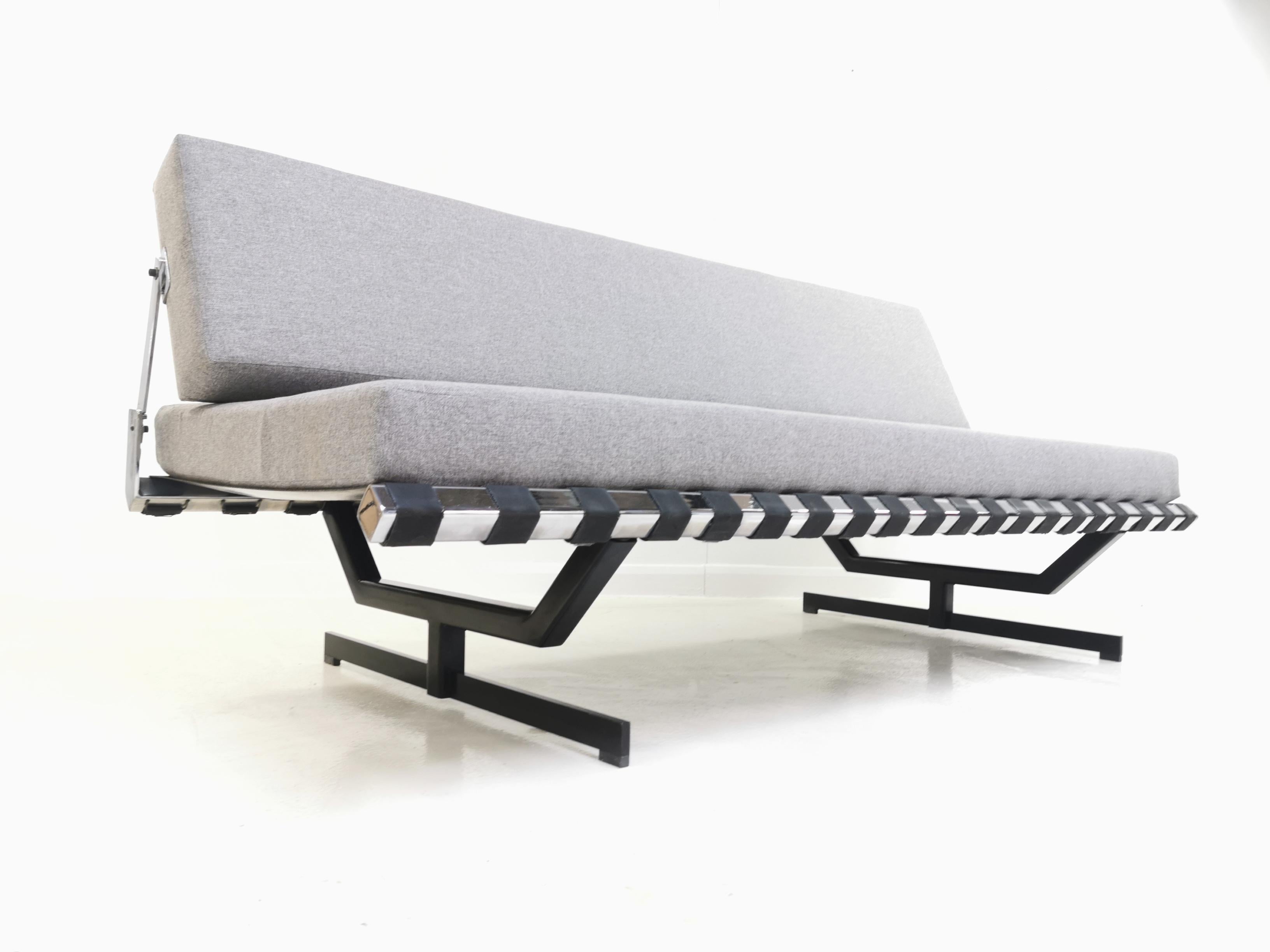 Mid-Century Modern Robin Cruikshank Convertible Daybed Sofa In Grey Herringbone Midcentury For Sale