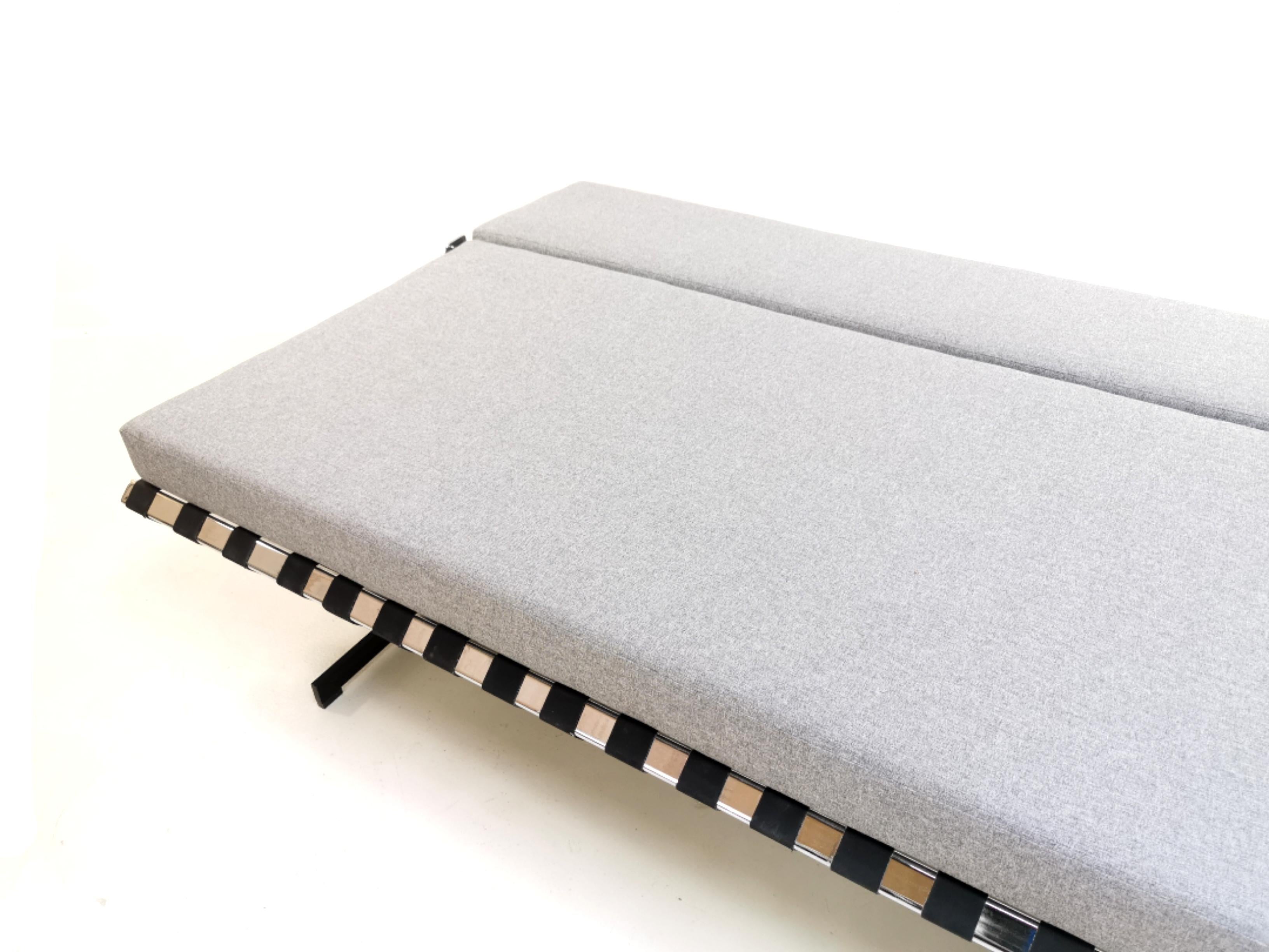 Robin Cruikshank Convertible Daybed Sofa In Grey Herringbone Midcentury In Good Condition For Sale In STOKE ON TRENT, GB