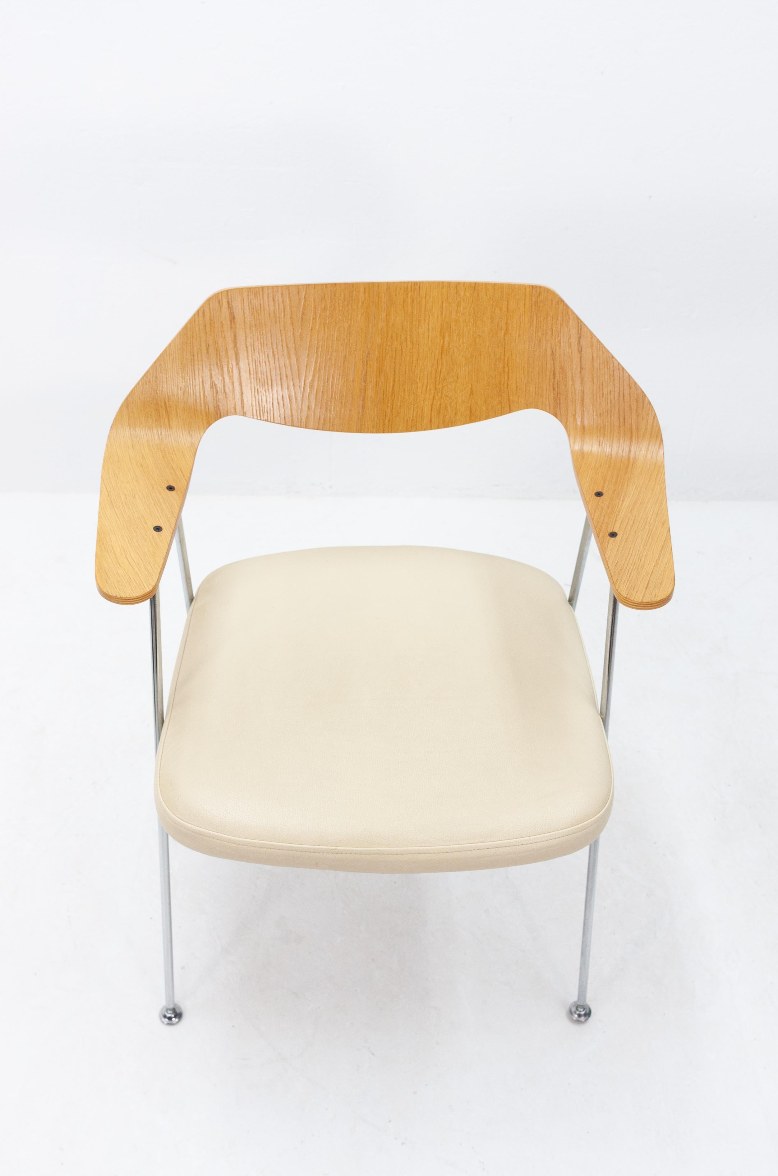 Mid-Century Modern Robin Day 675 Chair