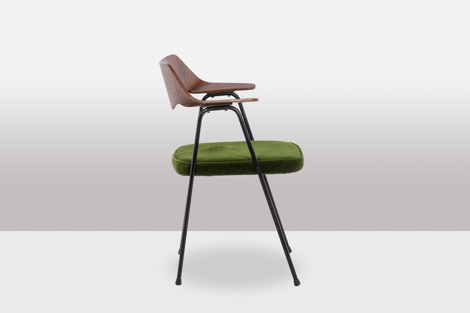 Robin Day for Airborne.

“675” model armchair resting on a black lacquered tubular metal base in the shape of an inverted V. High back in molded plywood curved to obtain a curved back extending over the legs to form two curved armrests. Green velvet