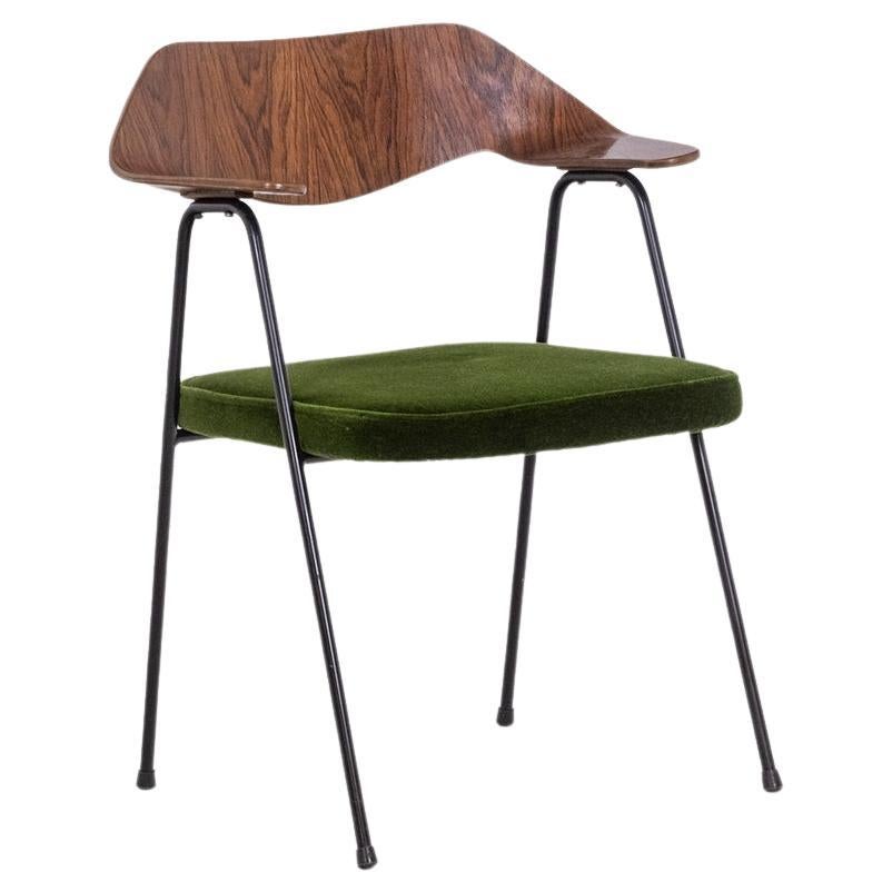 Robin Day. Sessel aus schwarzem Metall und geschwungenem Sperrholz. 1950er Jahre. 