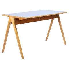 Table à manger / bureau Robin Day pour Hille, plateau bleu, piètement en orme, années 1950, Angleterre